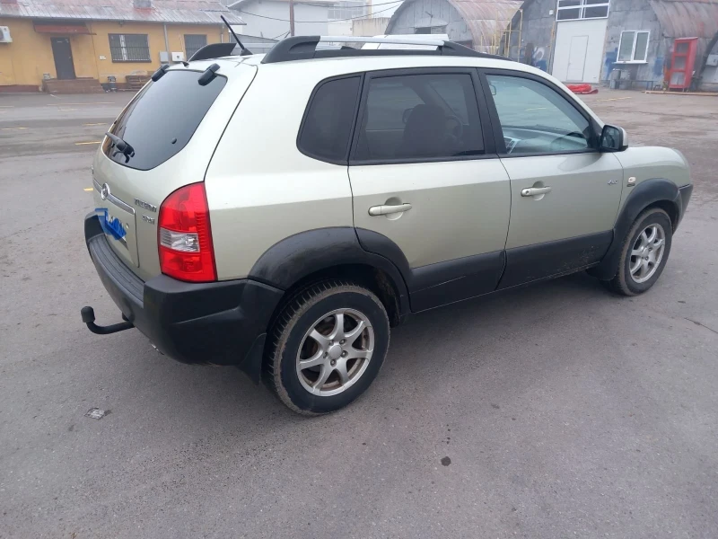 Hyundai Tucson 2.0 CRDI, снимка 4 - Автомобили и джипове - 48528347