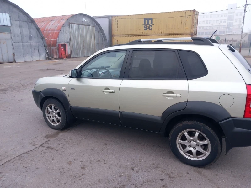 Hyundai Tucson 2.0 CRDI, снимка 2 - Автомобили и джипове - 48528347