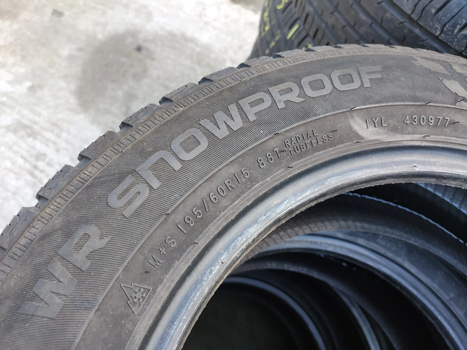 Гуми Зимни 195/60R15, снимка 7 - Гуми и джанти - 54734880