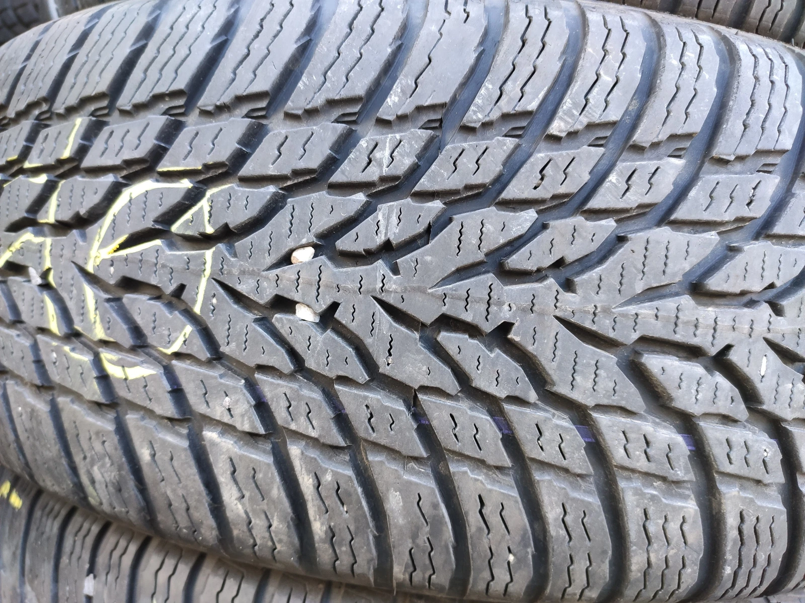 Гуми Зимни 195/60R15, снимка 3 - Гуми и джанти - 54734880