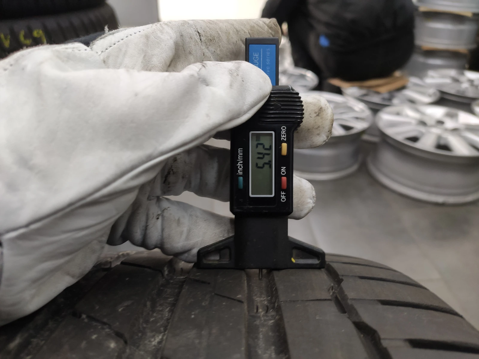 Гуми Летни 225/40R19, снимка 4 - Гуми и джанти - 54806844
