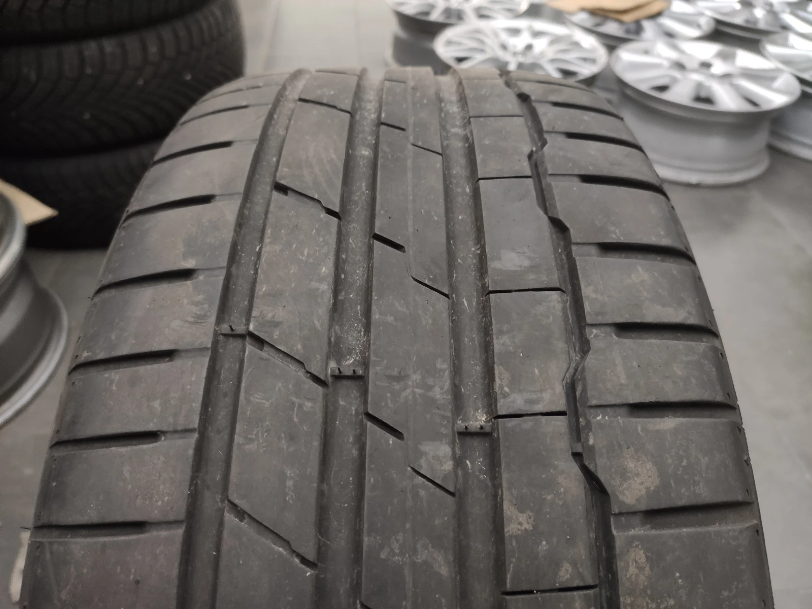 Гуми Летни 225/40R19, снимка 3 - Гуми и джанти - 54806844