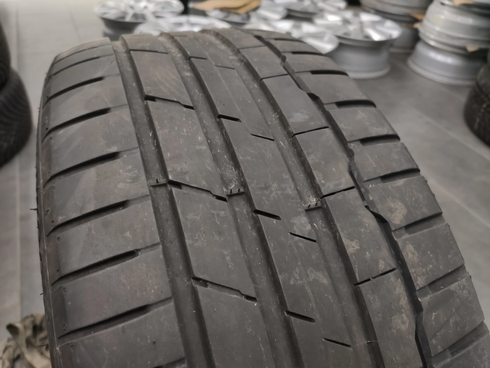 Гуми Летни 225/40R19, снимка 2 - Гуми и джанти - 54806844