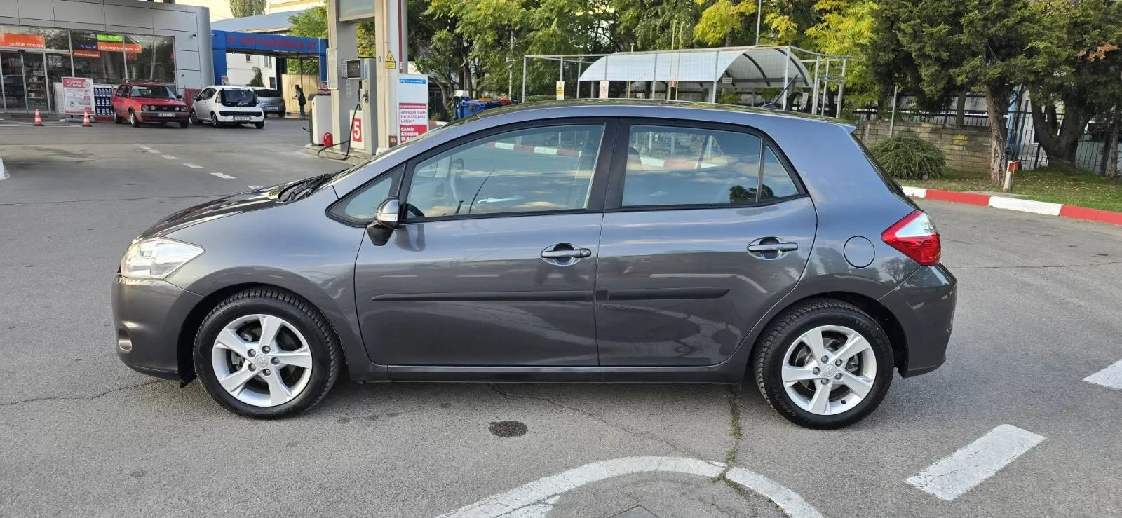 Toyota Auris УНИКАТ-АВТОМАТ-1, 6 БЕНЗИН-125000КМ-РЕАЛНИ - изображение 2