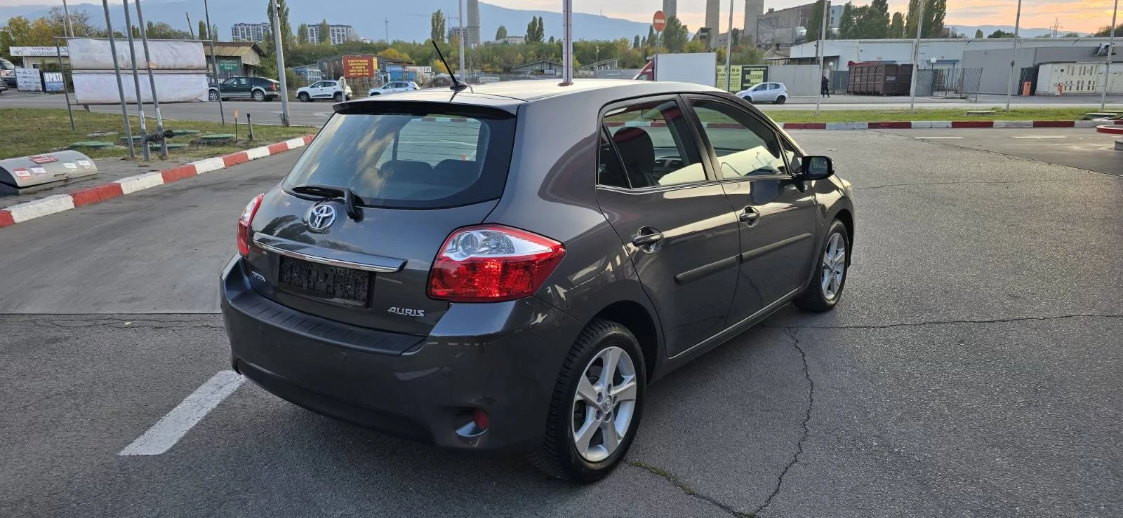 Toyota Auris УНИКАТ-АВТОМАТ-1, 6 БЕНЗИН-125000КМ-РЕАЛНИ - изображение 5