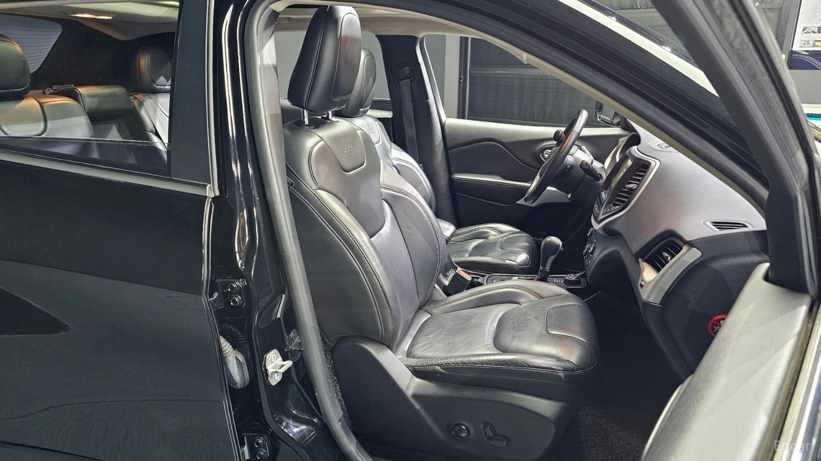 Jeep Cherokee 2.4* Longitude High* AWD* ПОДГРЕВ* КАМЕРА* ШИБИДАХ, снимка 11 - Автомобили и джипове - 55485090