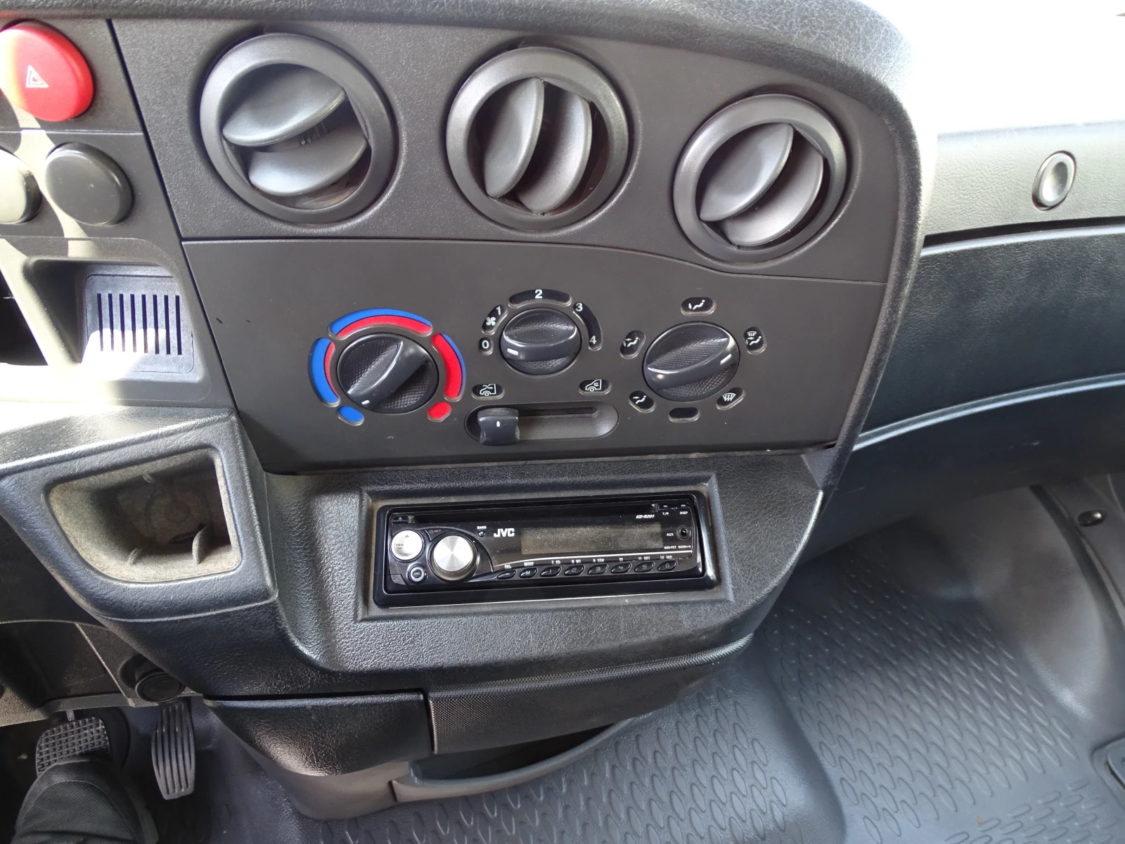 Iveco Daily 35C14 3.0HPI  КАТ. * Б* , снимка 13 - Бусове и автобуси - 54941809