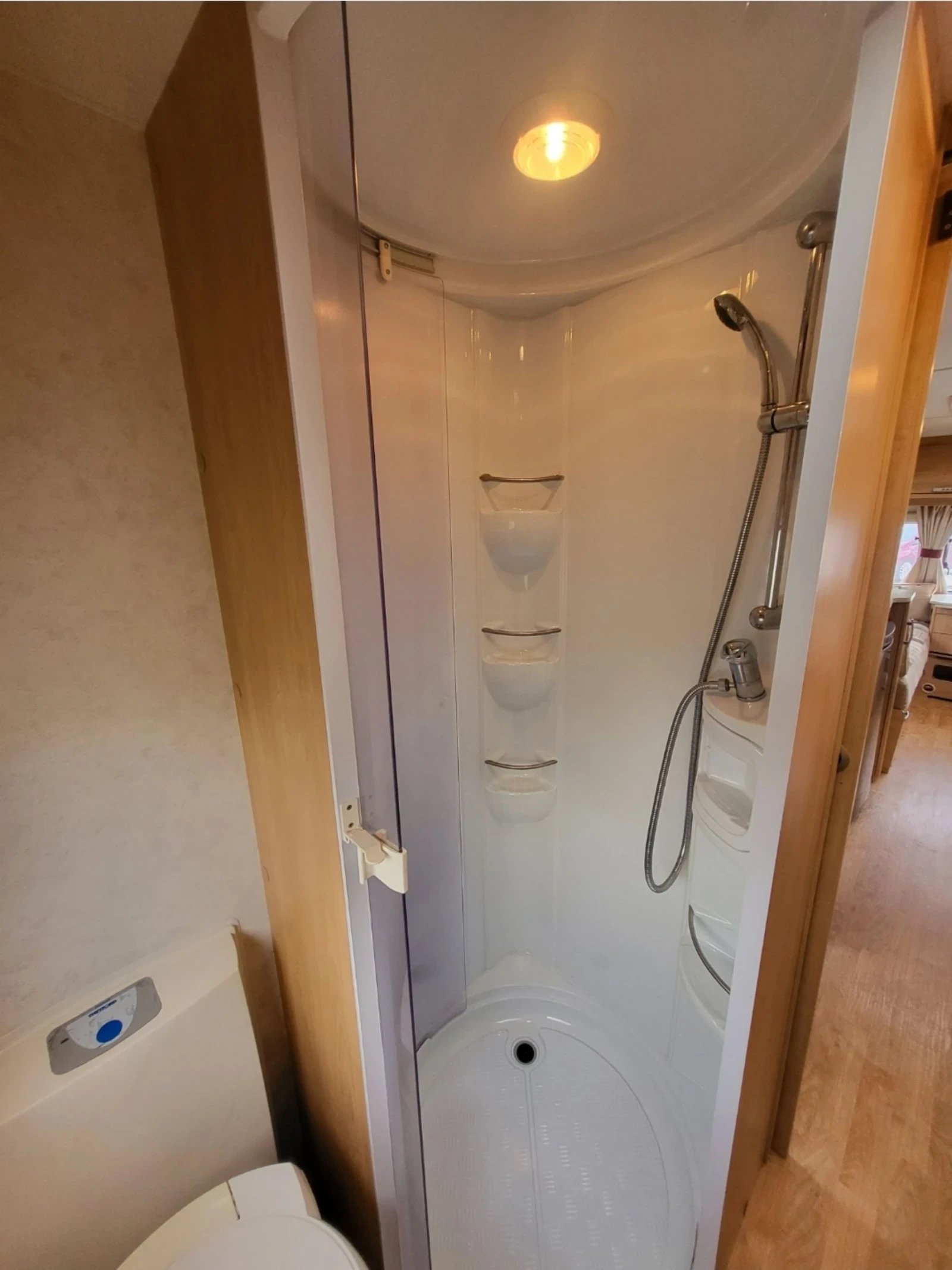 Каравана Други Lunar Quasar 524, снимка 17 - Каравани и кемпери - 54188741