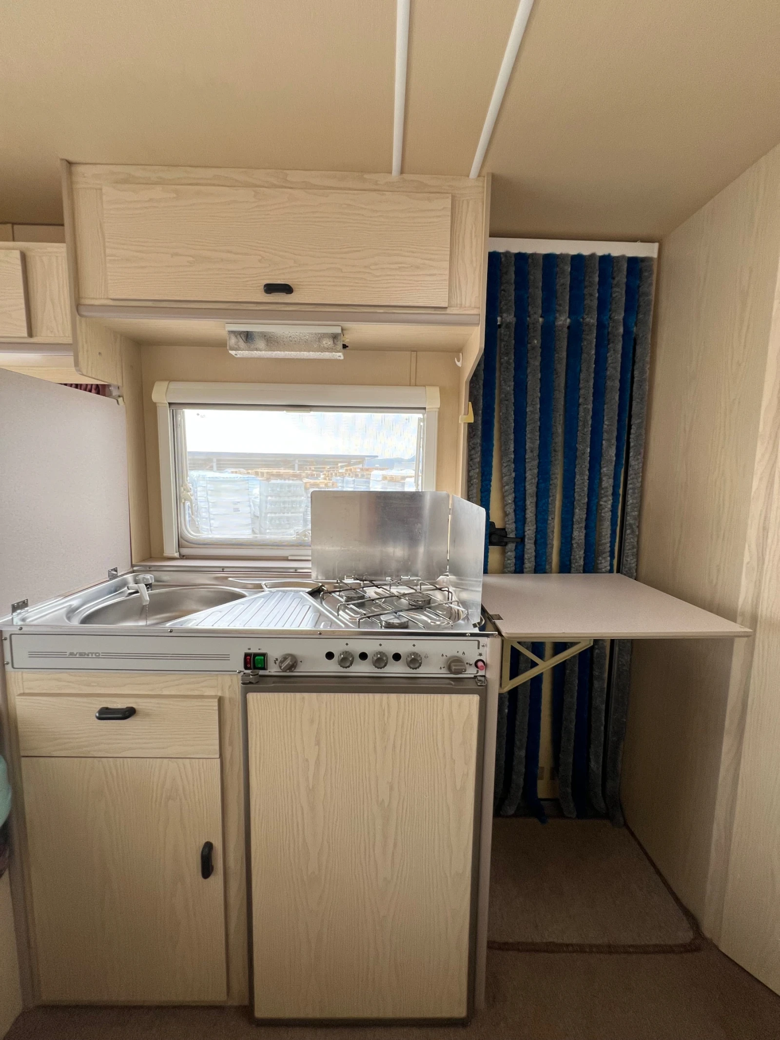 Каравана Avento 395 TD Luxe - Като нова, снимка 14 - Каравани и кемпери - 55901426