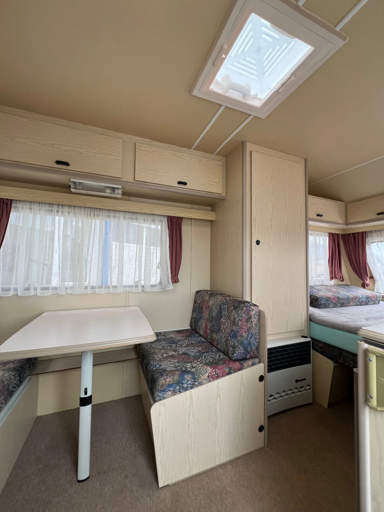 Каравана Avento 395 TD Luxe - Като нова, снимка 5 - Каравани и кемпери - 55901426