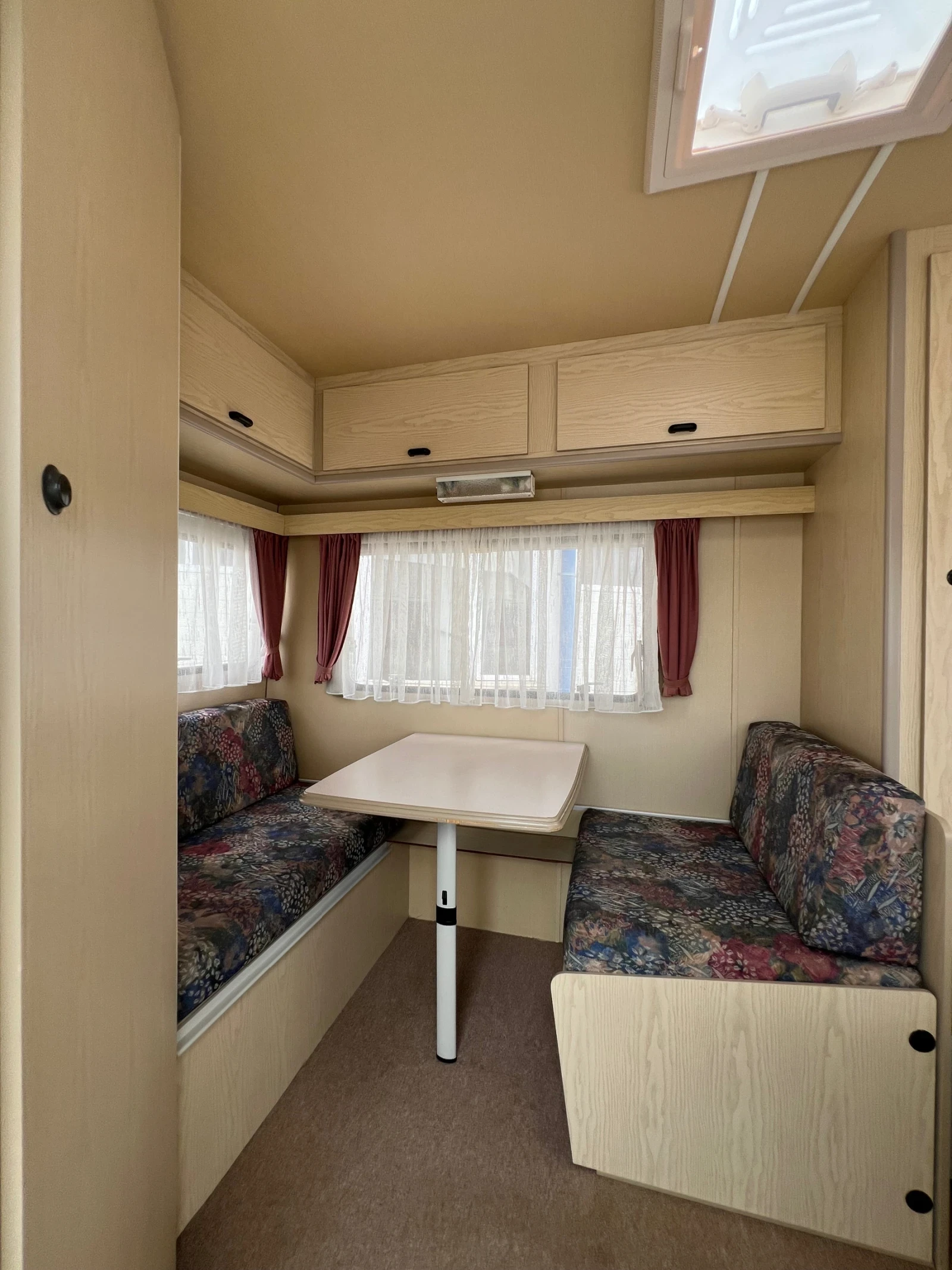 Каравана Avento 395 TD Luxe - Като нова, снимка 6 - Каравани и кемпери - 55901426