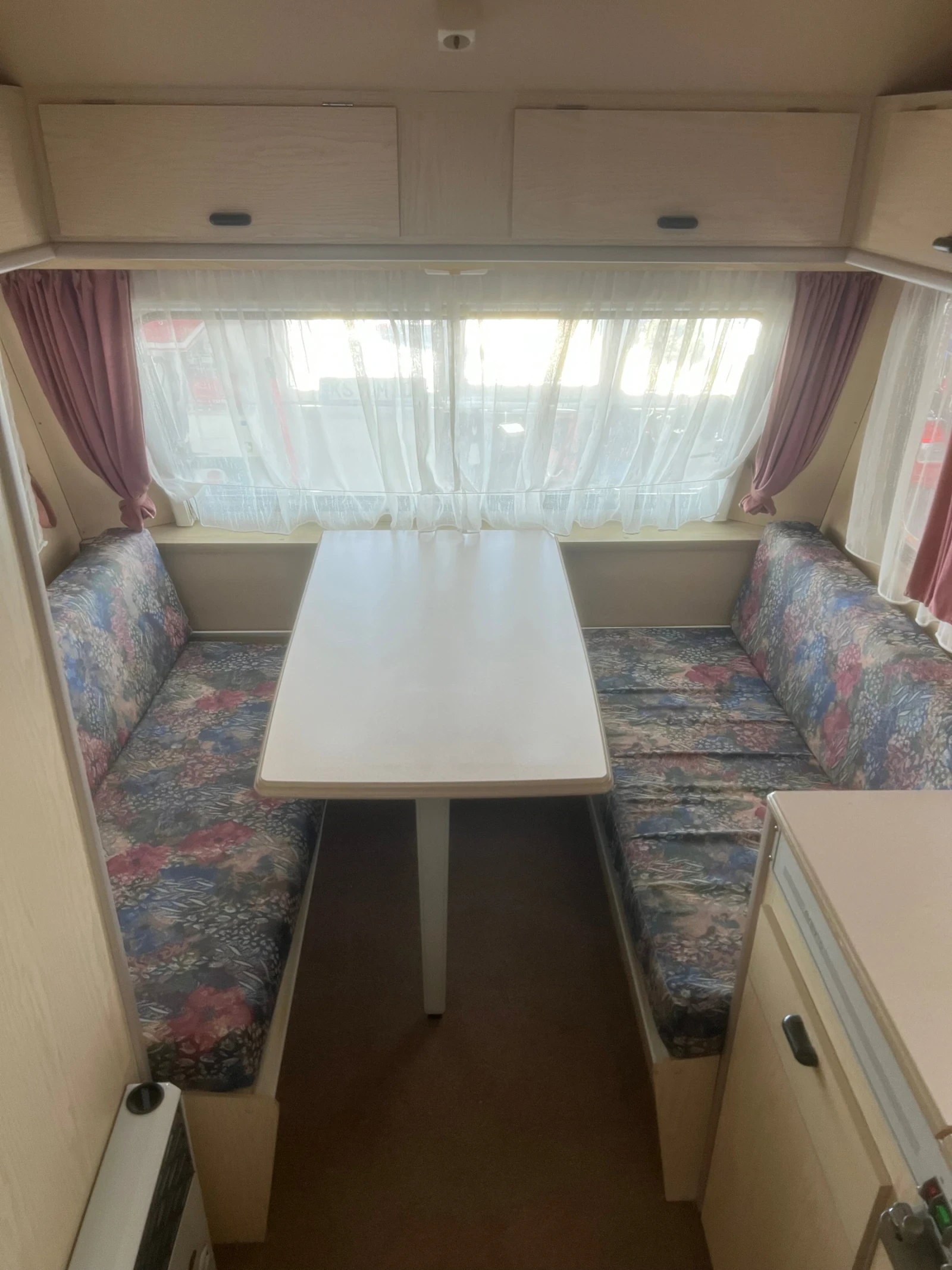 Каравана Avento 395 TD Luxe - Като нова, снимка 8 - Каравани и кемпери - 55901426