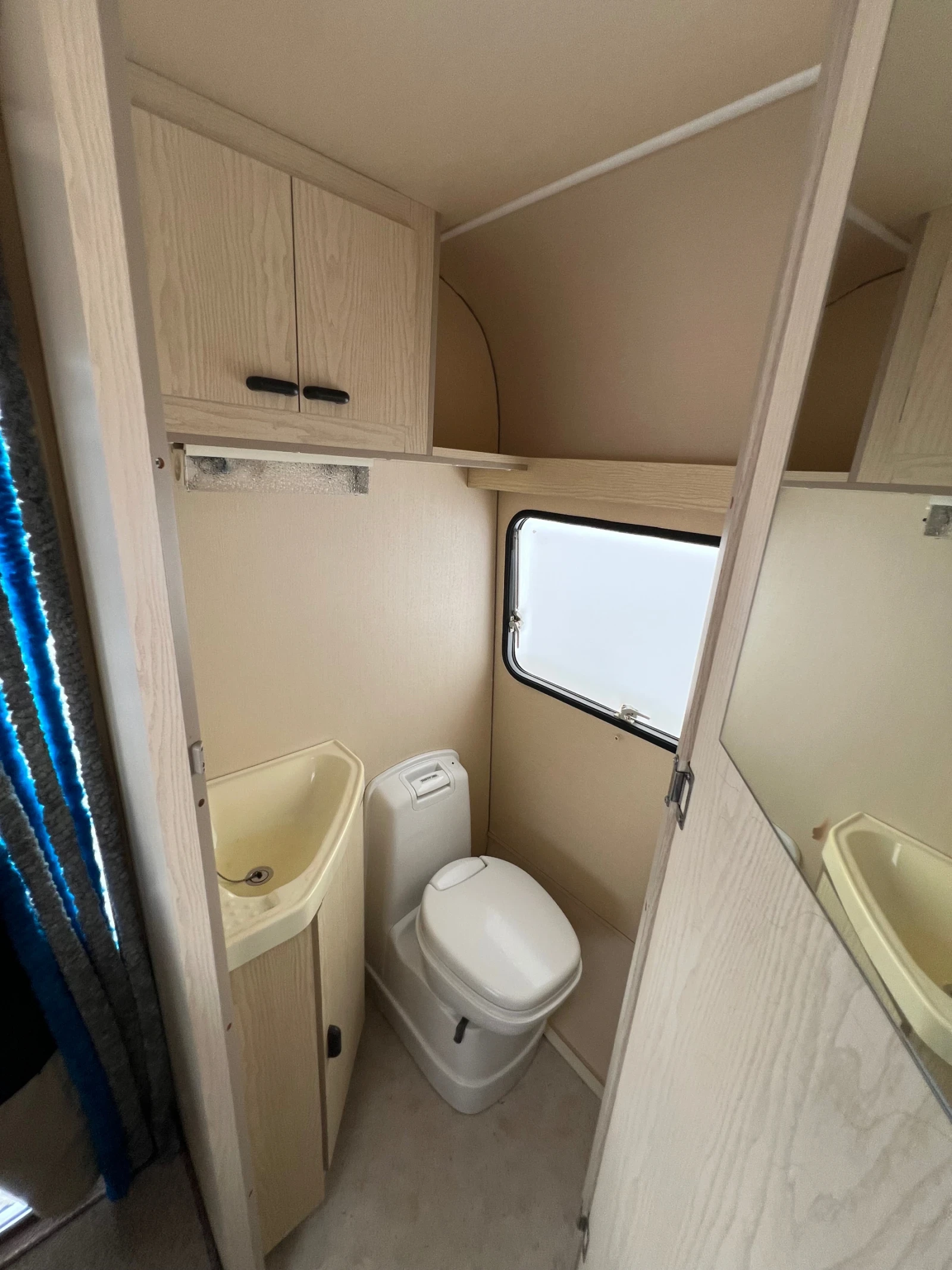 Каравана Avento 395 TD Luxe - Като нова, снимка 17 - Каравани и кемпери - 55901426