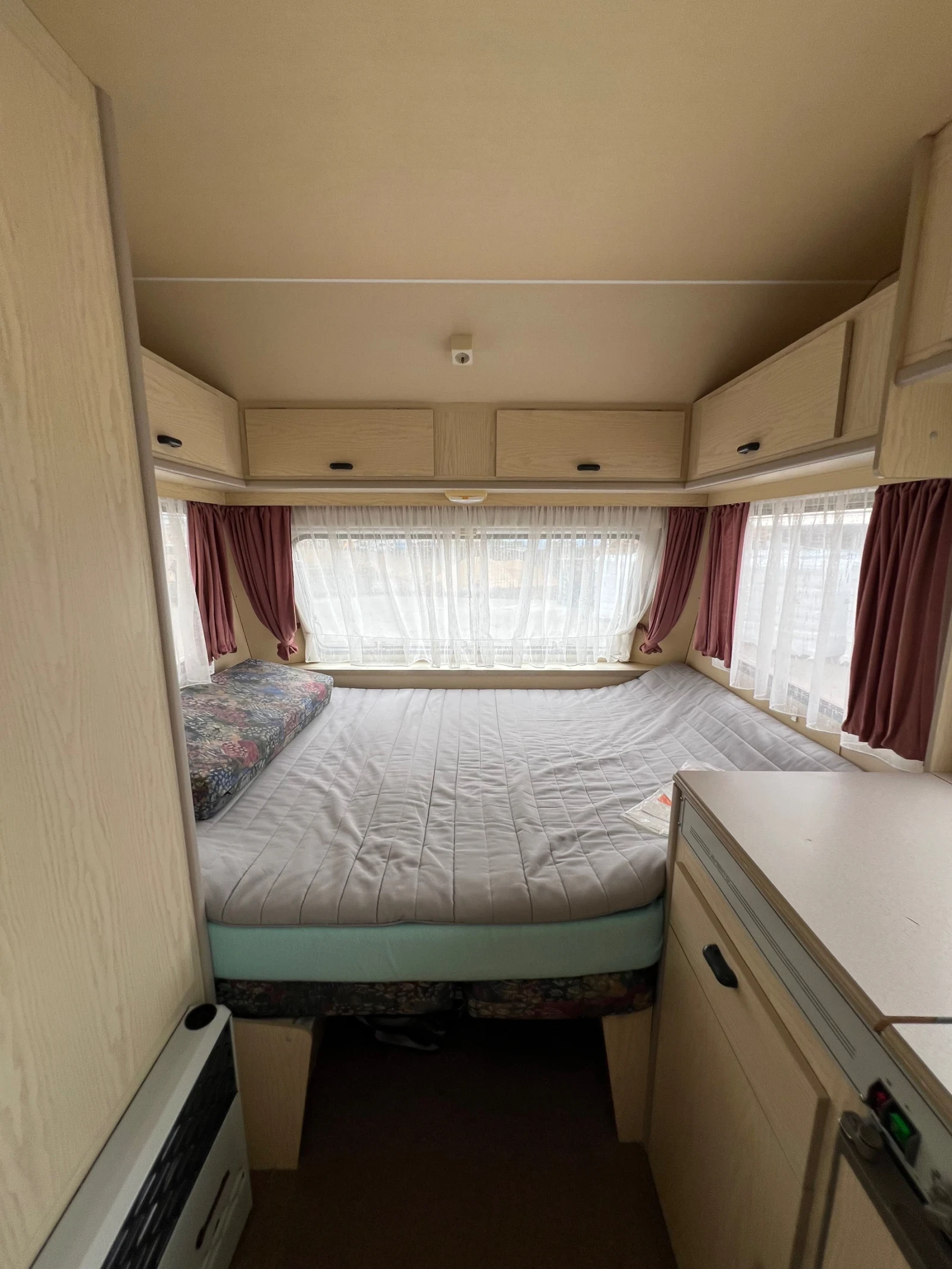 Каравана Avento 395 TD Luxe - Като нова, снимка 9 - Каравани и кемпери - 55901426
