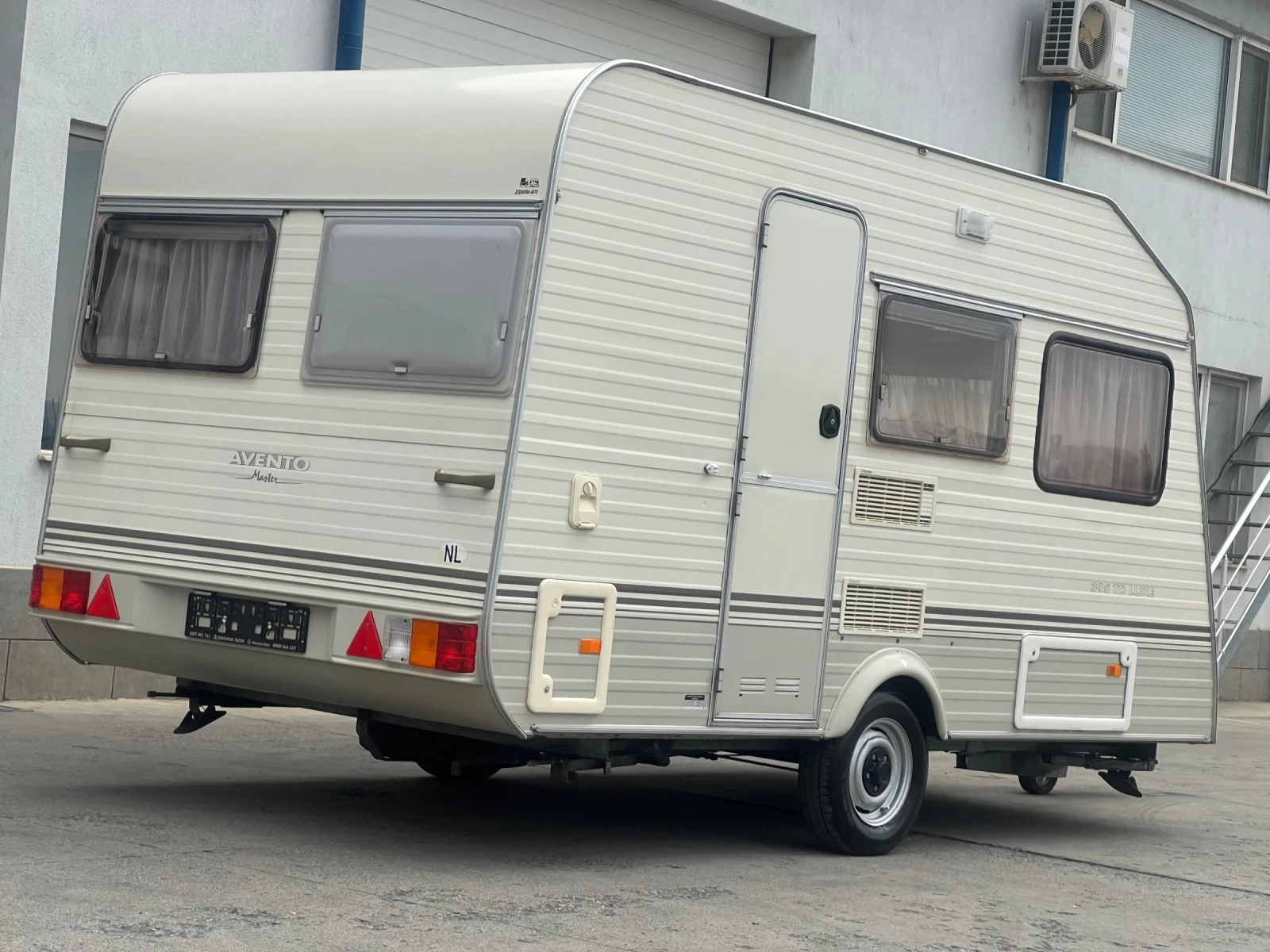 Каравана Avento 395 TD Luxe - Като нова, снимка 3 - Каравани и кемпери - 55901426