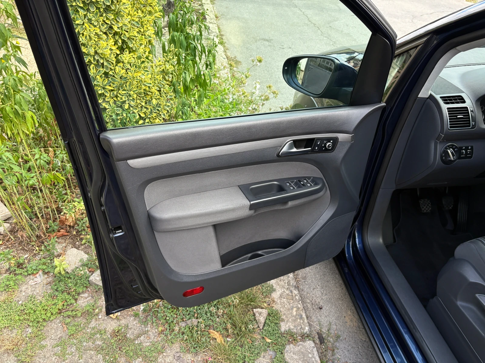 VW Touran CROSS 2.0TDI 7места* Камера* Навигация* , снимка 6 - Автомобили и джипове - 55398438