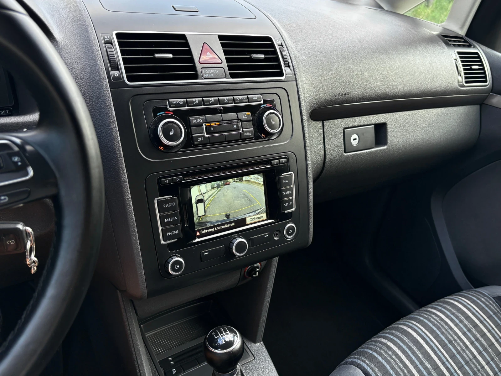 VW Touran CROSS 2.0TDI 7места* Камера* Навигация* , снимка 10 - Автомобили и джипове - 55398438