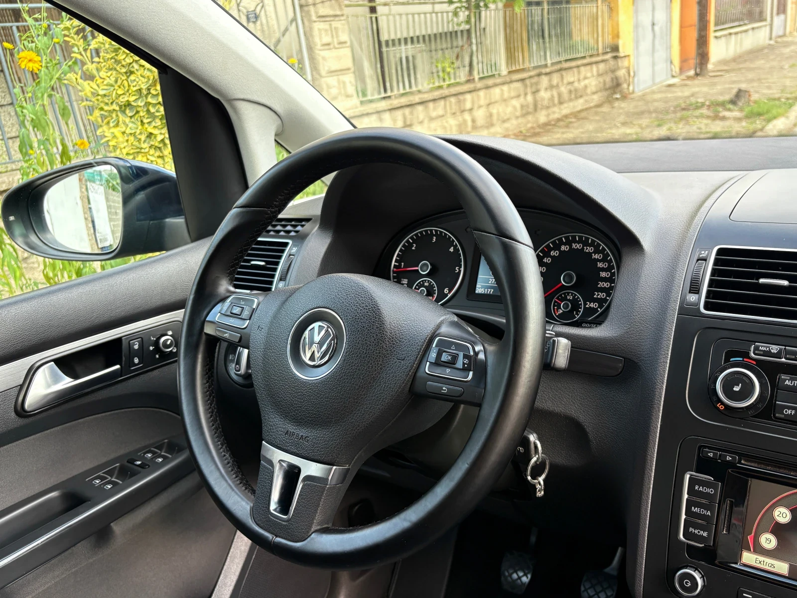 VW Touran CROSS 2.0TDI 7места* Камера* Навигация* , снимка 13 - Автомобили и джипове - 55398438