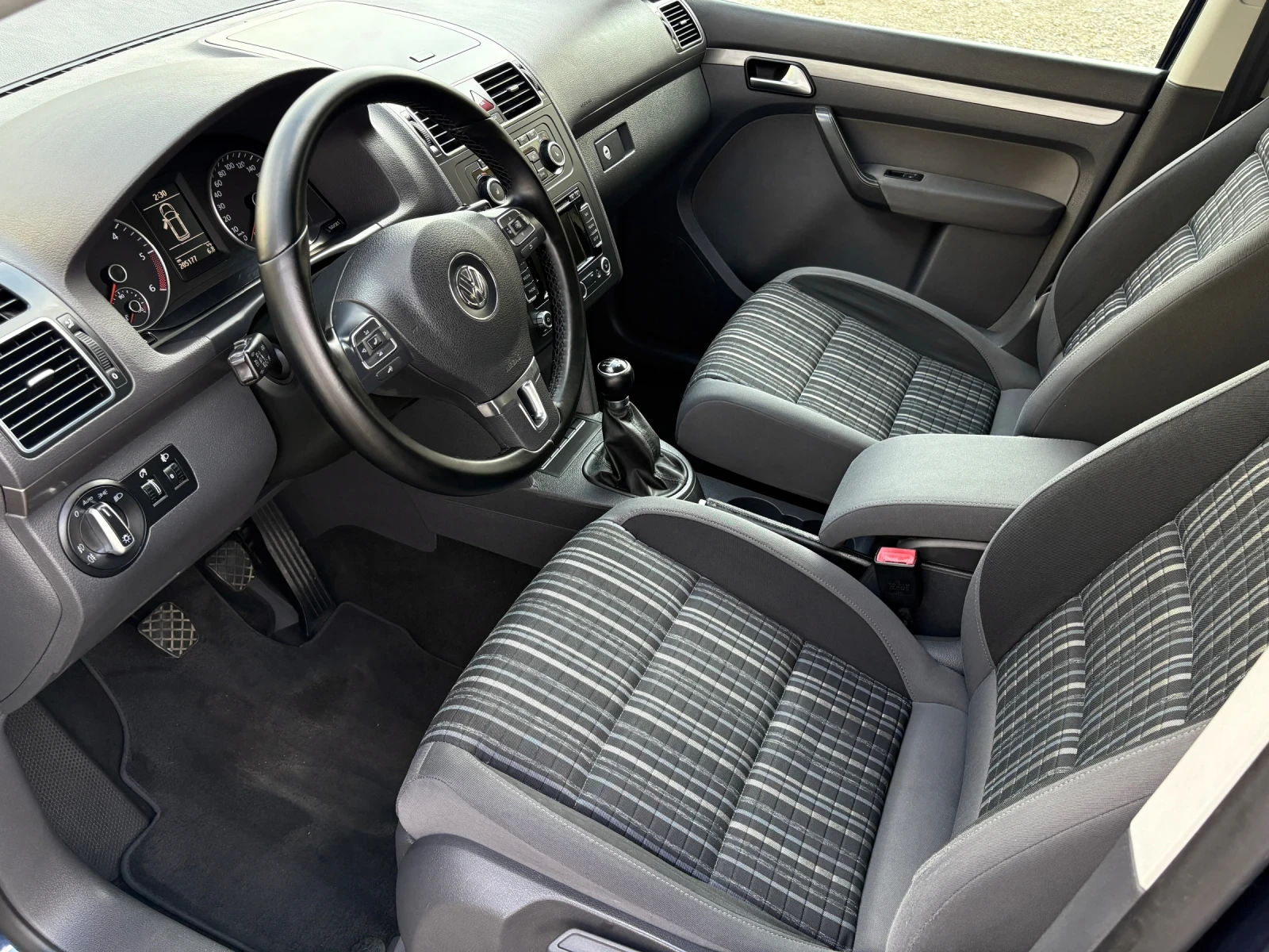 VW Touran CROSS 2.0TDI 7места* Камера* Навигация* , снимка 7 - Автомобили и джипове - 55398438