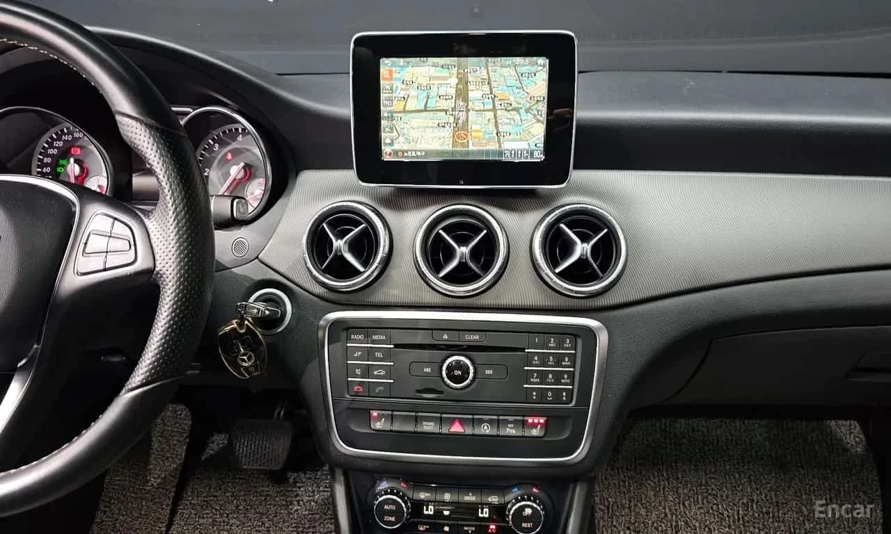 Mercedes-Benz CLA 200 d , снимка 14 - Автомобили и джипове - 56310144