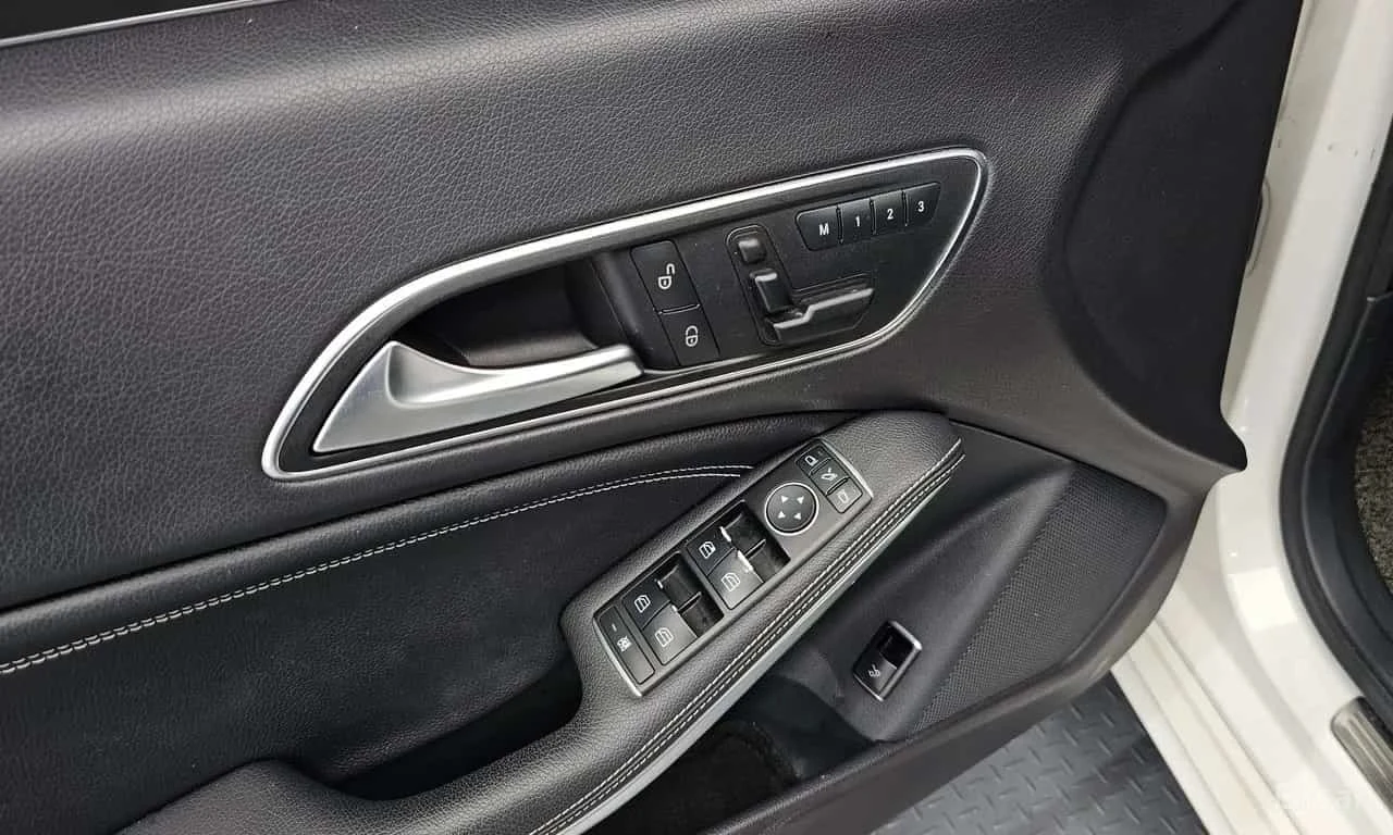 Mercedes-Benz CLA 200 d , снимка 13 - Автомобили и джипове - 56310144