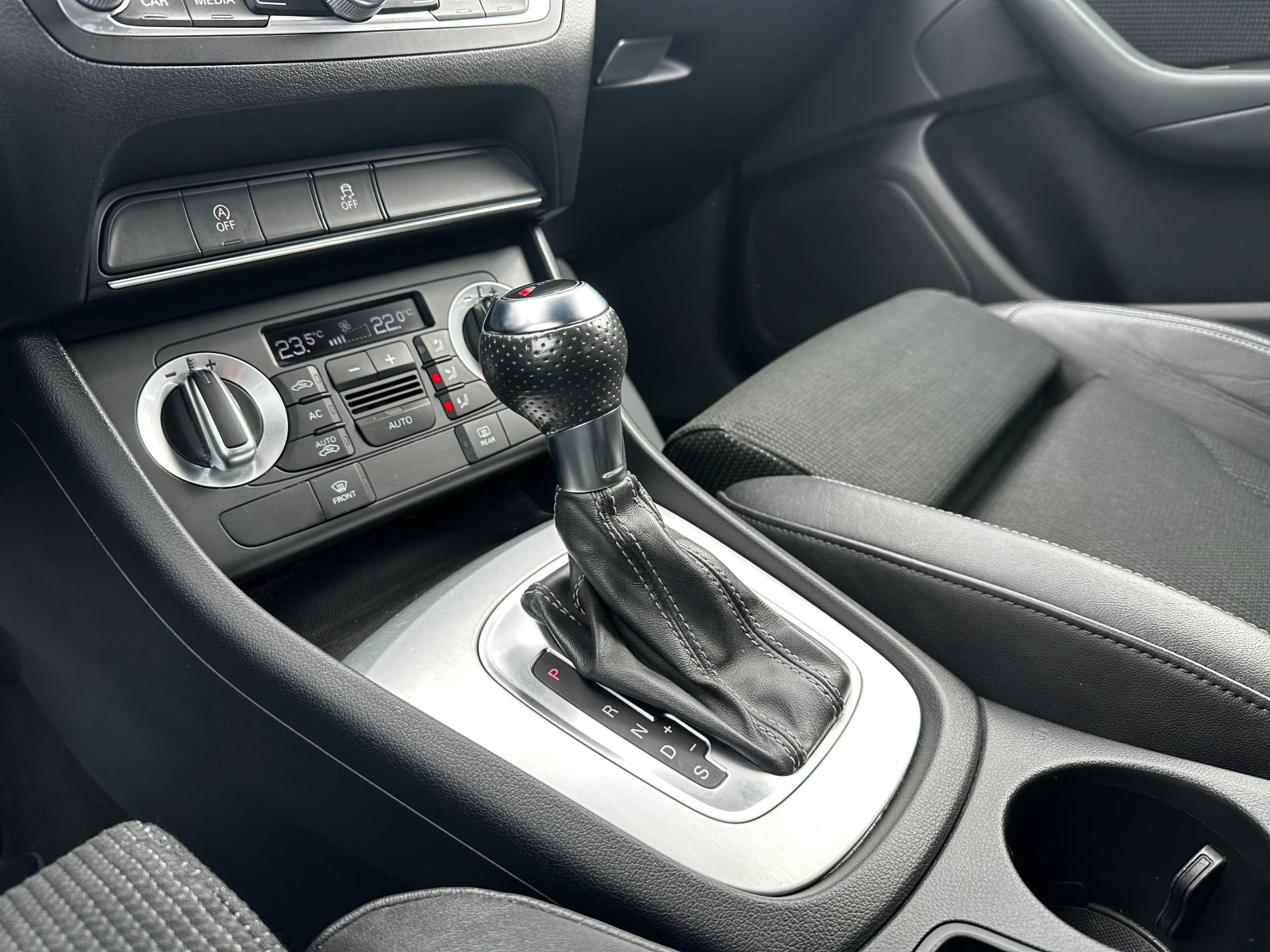 Audi Q3 2.0i 211 к.с./quattro//ГАРАНЦИЯ ОТ КЕНТАВЪР, снимка 12 - Автомобили и джипове - 54607753