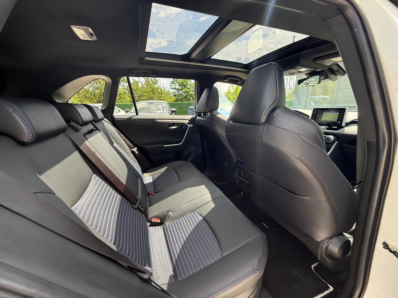 Toyota Rav4 2.5 HYBRID 4x4 Panorama, MAX FULL-FULL, снимка 12 - Автомобили и джипове - 54701817