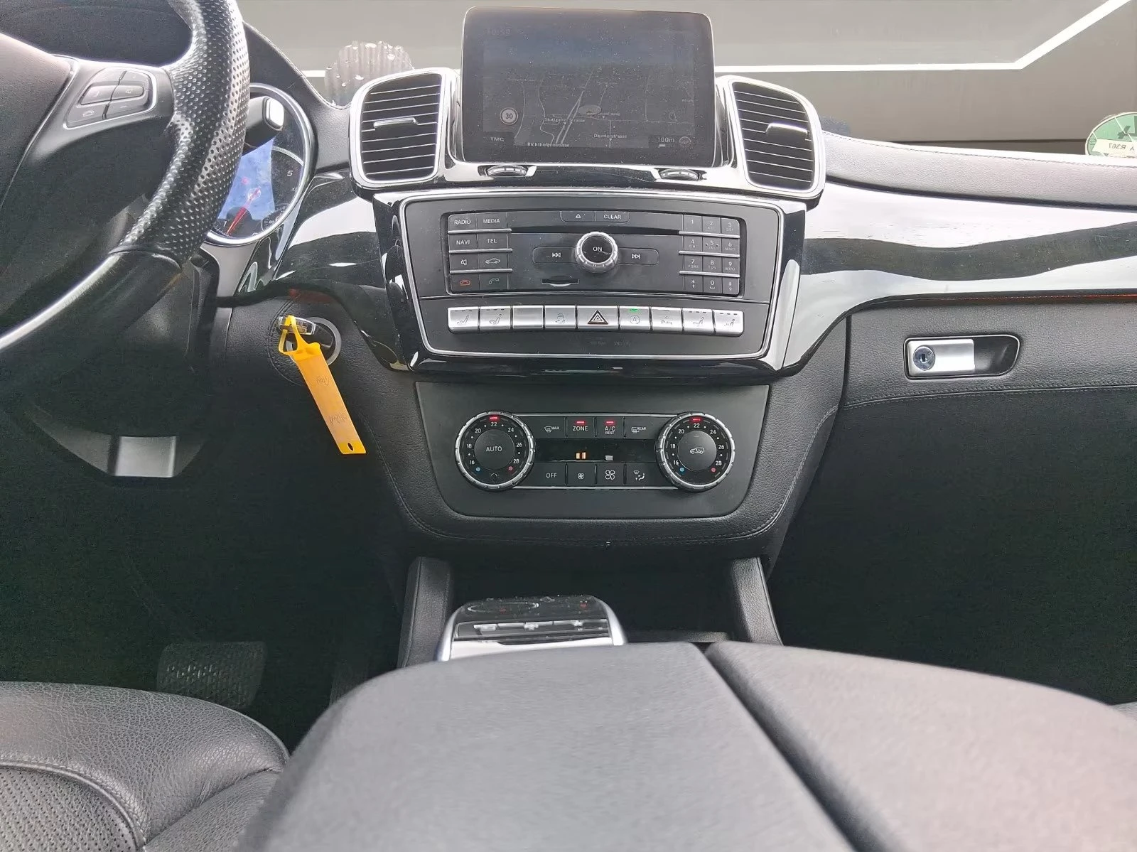 Mercedes-Benz GLE 350 D/4MATIC| PANORAMA| HARMAN/KARDON| NIGHT VISION| , снимка 11 - Автомобили и джипове - 54702830