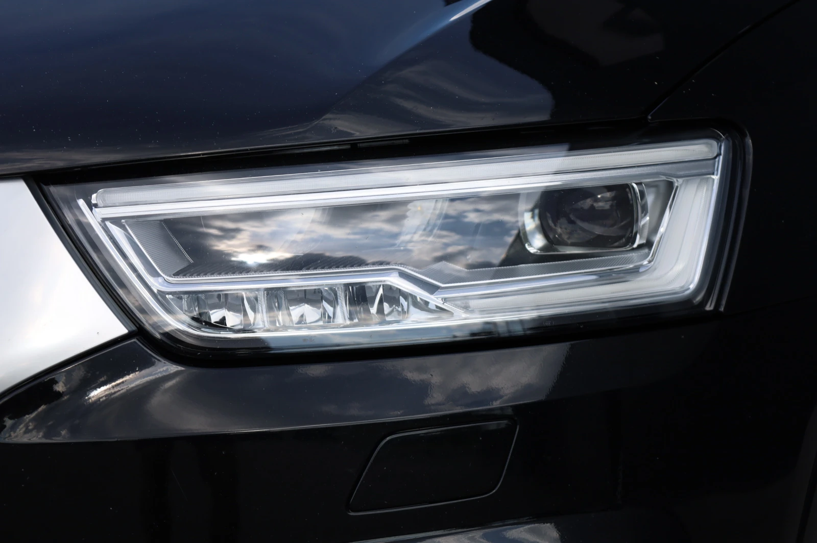 Audi Q3 FACELIFT* S-LINE* NAVI* LED LIGHT* KEYLESS* , снимка 4 - Автомобили и джипове - 55027127