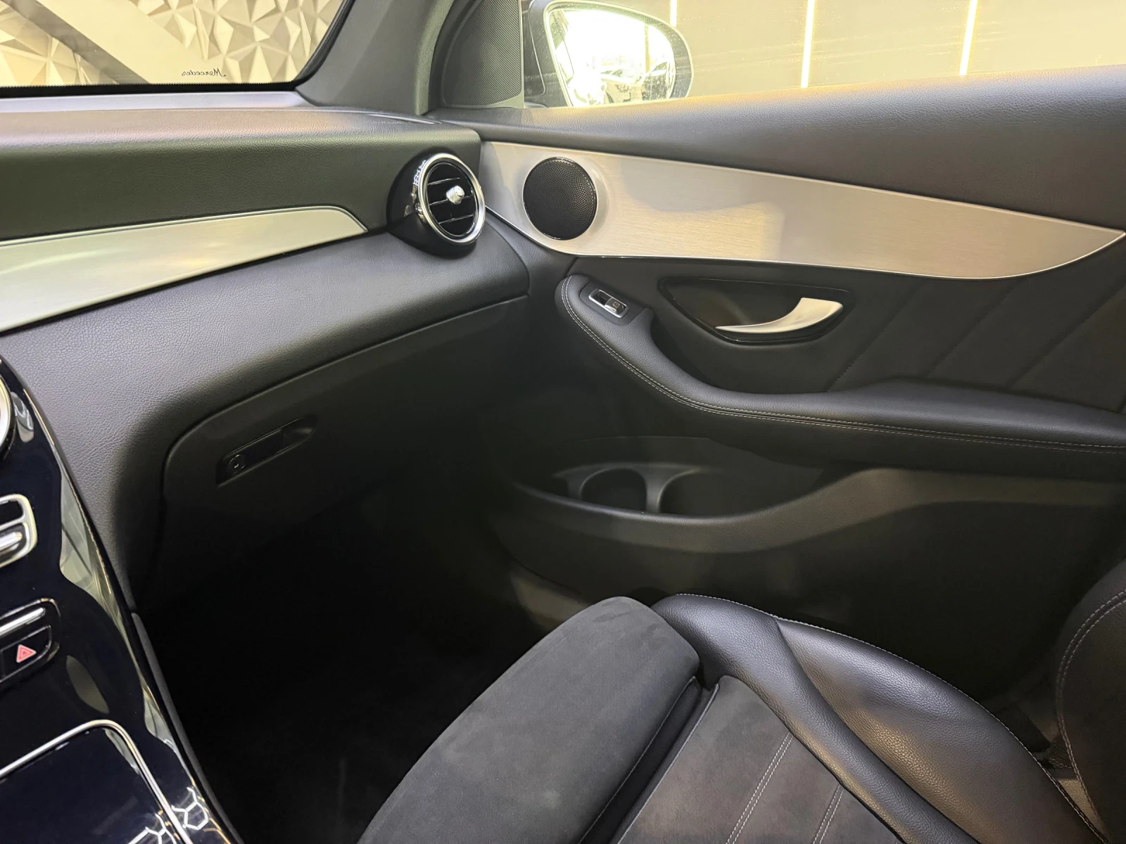 Mercedes-Benz GLC 300 d EQ BOOST 4 MATIC * AMG * PLUG-IN * , снимка 9 - Автомобили и джипове - 55681492
