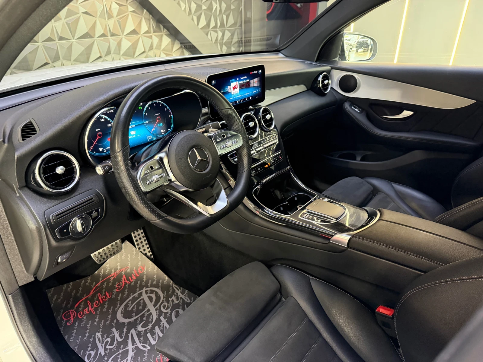 Mercedes-Benz GLC 300 d EQ BOOST 4 MATIC * AMG * PLUG-IN * , снимка 7 - Автомобили и джипове - 55681492