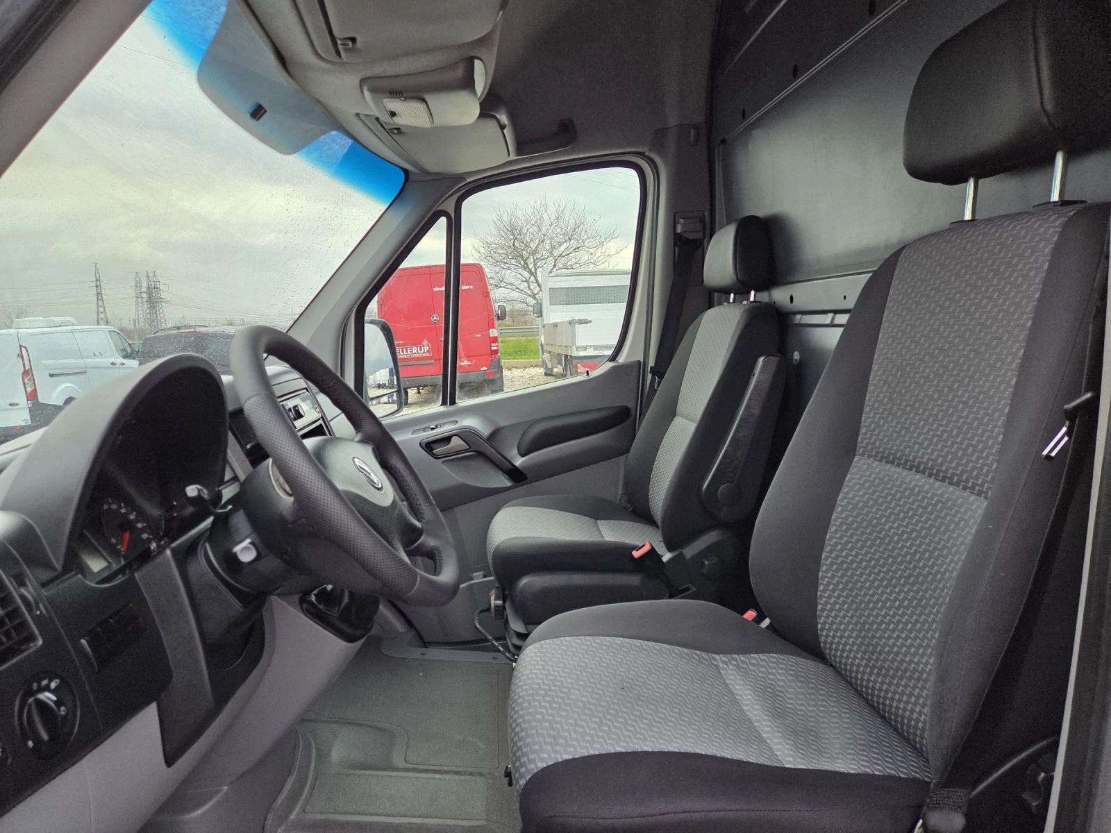 VW Crafter 2.0 TDI, XXL, Климатик, Падащ борд - изображение 9
