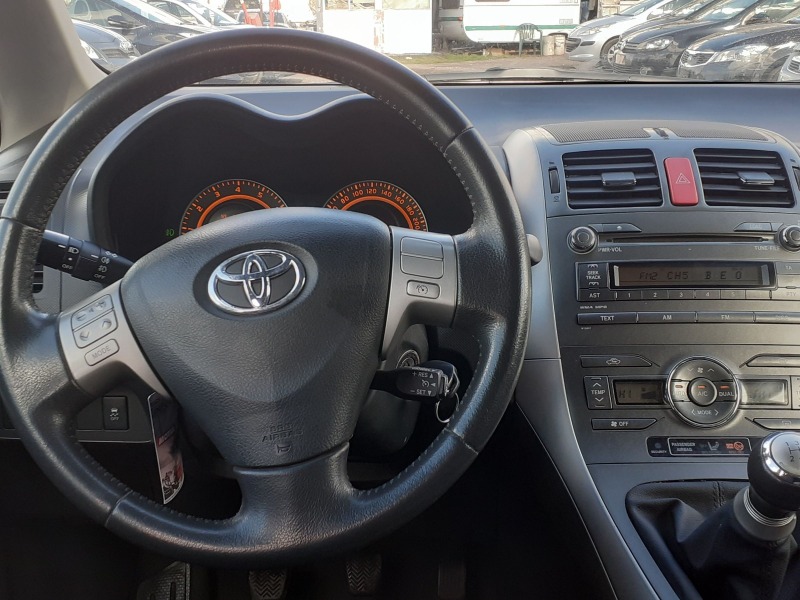 Toyota Auris 1.6 като нова , снимка 9 - Автомобили и джипове - 45142391