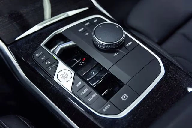 BMW 330 * АВТО КРЕДИТ* ЦЕНА ДО БГ * Сервизна история * , снимка 12 - Автомобили и джипове - 53863691