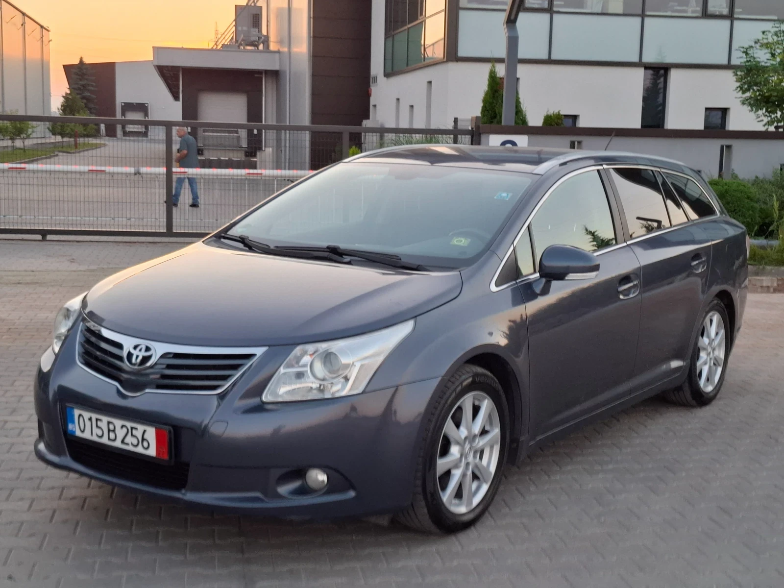Toyota Avensis 2.0D4D* (126кс)* FACELIFT* НОВ ВНОС* * , снимка 4 - Автомобили и джипове - 55073049