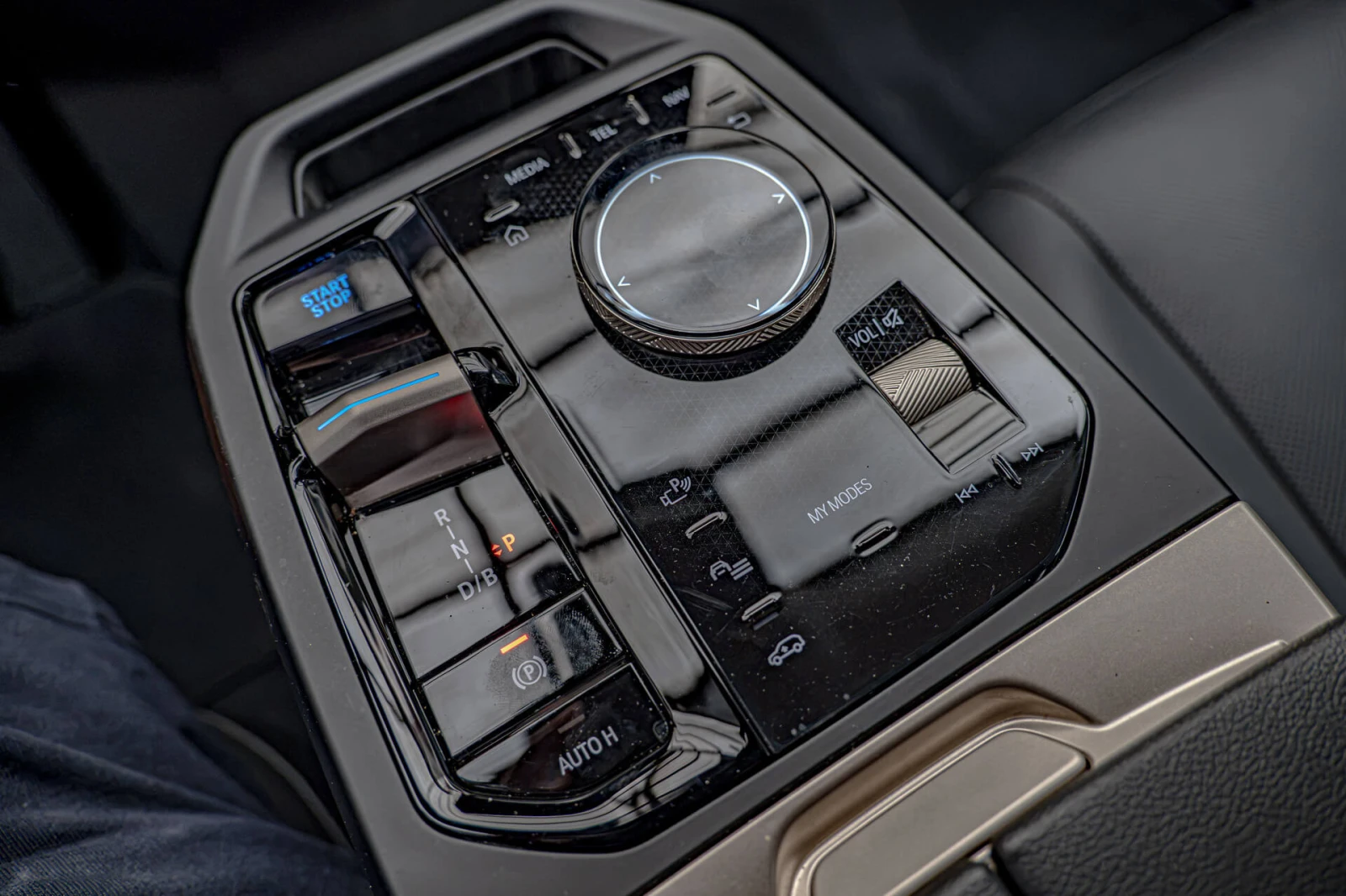 BMW iX xDrive 50/Harman Kardon/HuD/Камера 360/Амбиент/Las, снимка 10 - Автомобили и джипове - 55668247