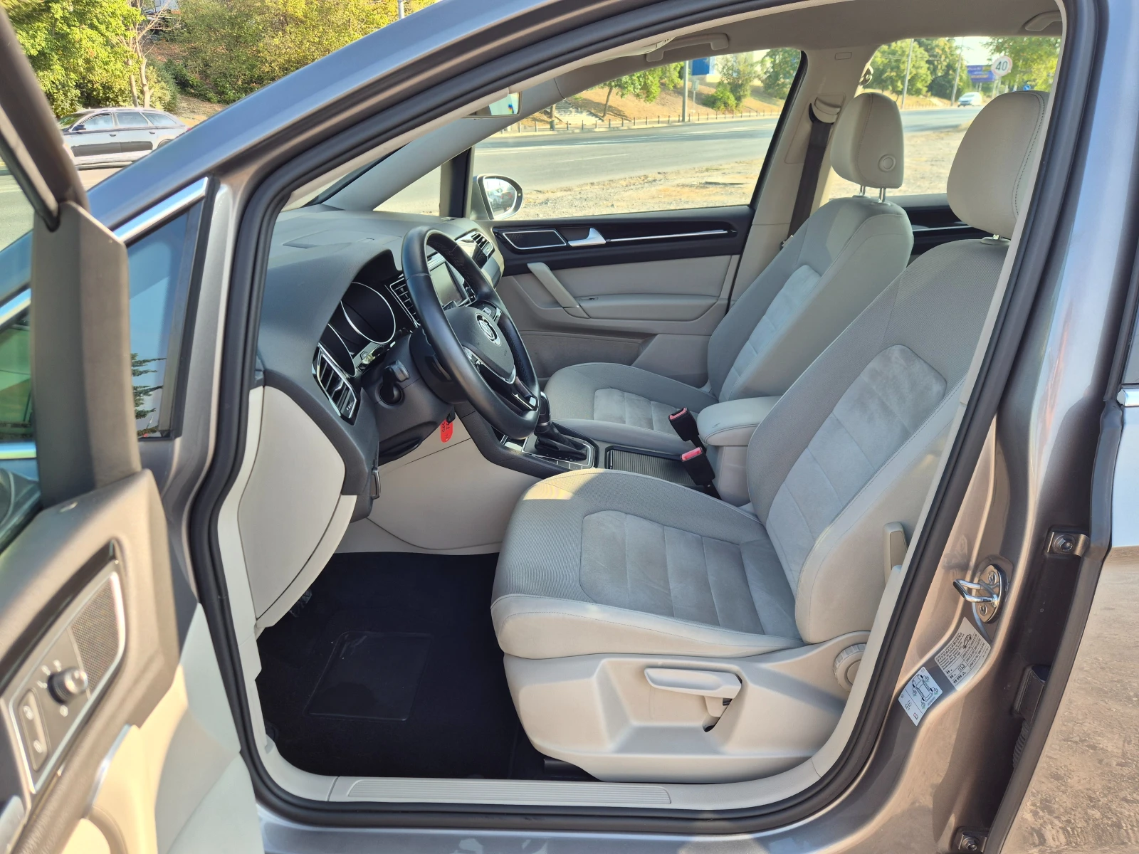 VW Sportsvan 1.6TDI DSG, снимка 13 - Автомобили и джипове - 55767406