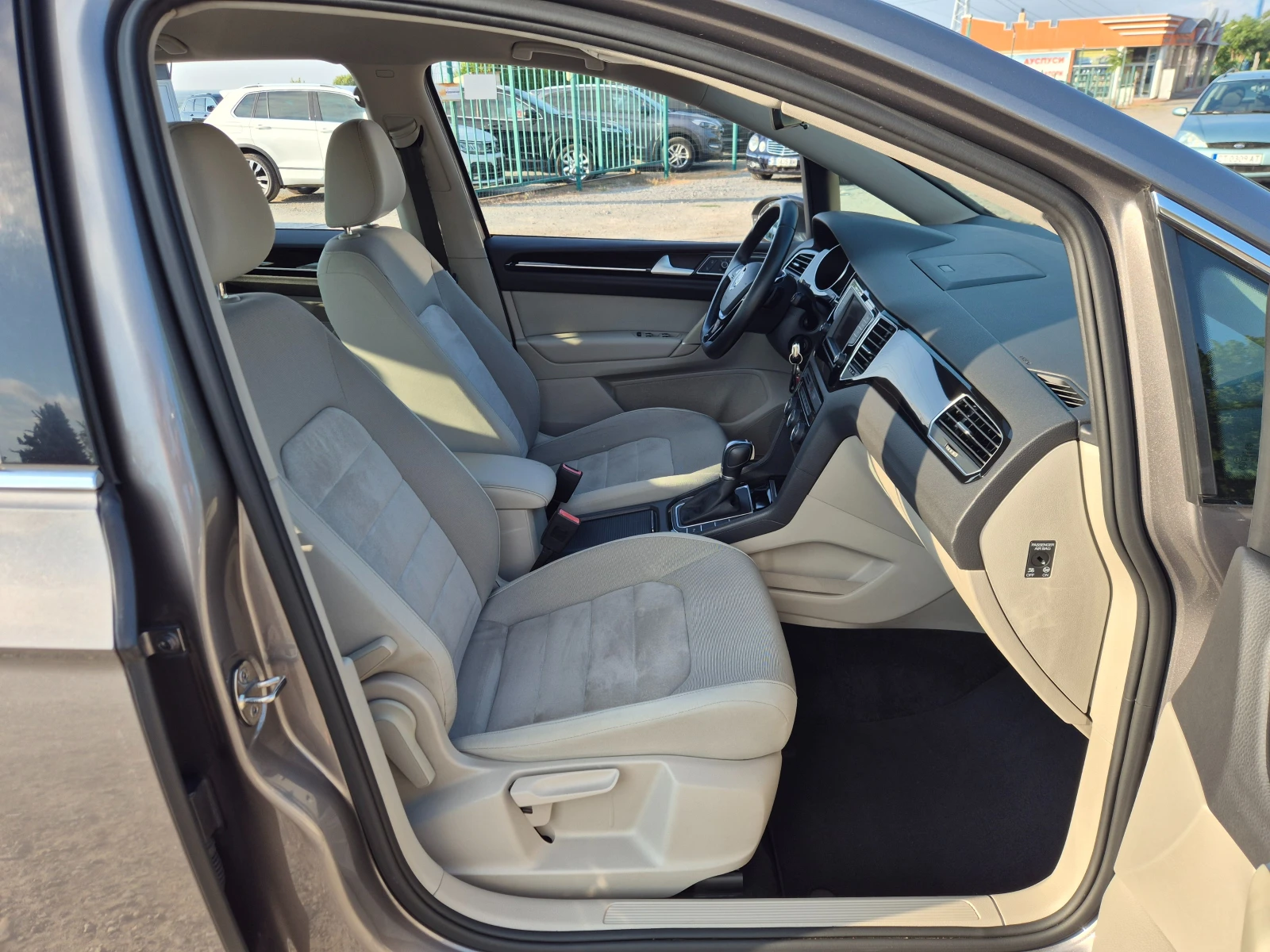 VW Sportsvan 1.6TDI DSG, снимка 9 - Автомобили и джипове - 55767406