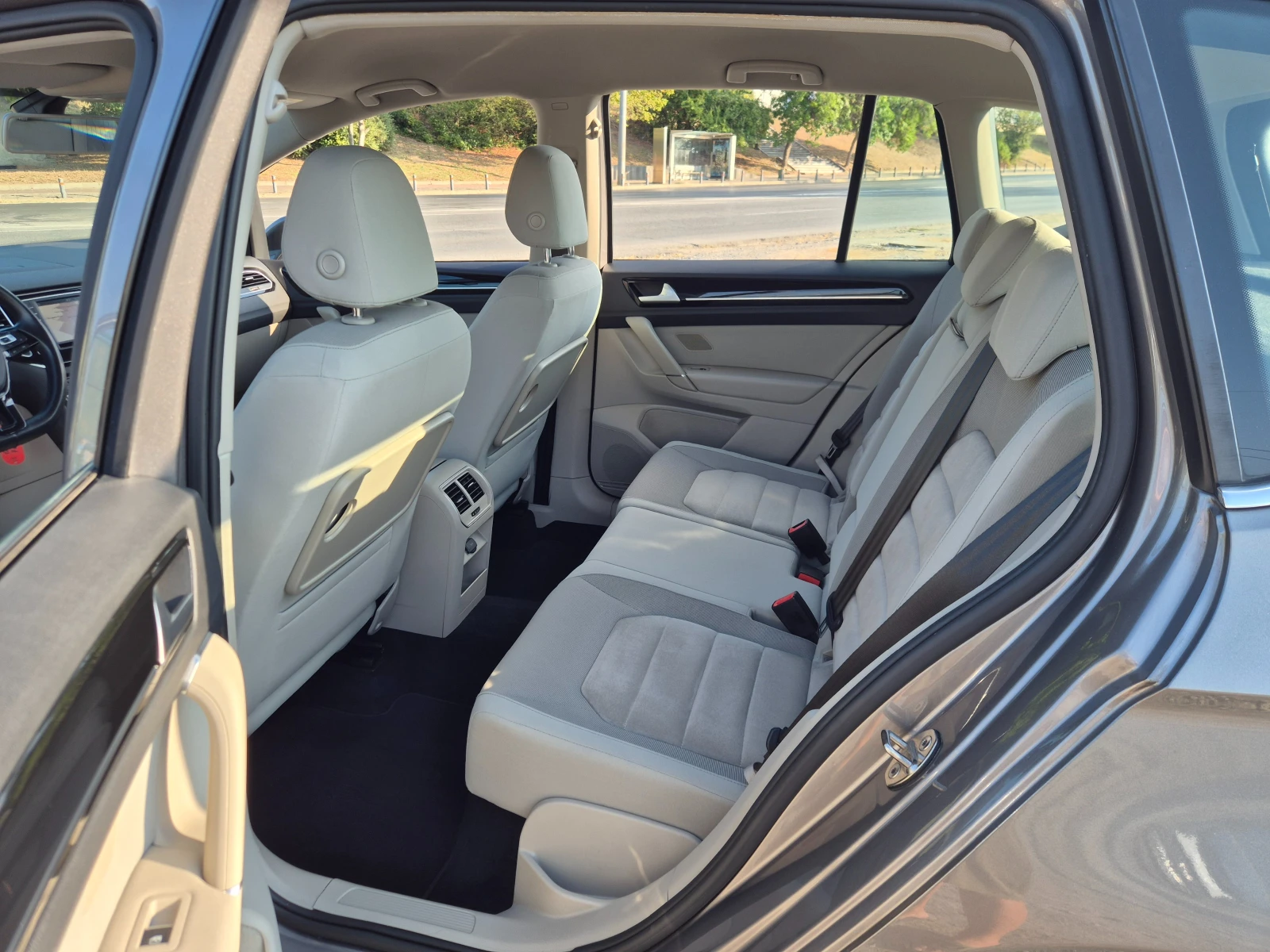 VW Sportsvan 1.6TDI DSG, снимка 12 - Автомобили и джипове - 55767406