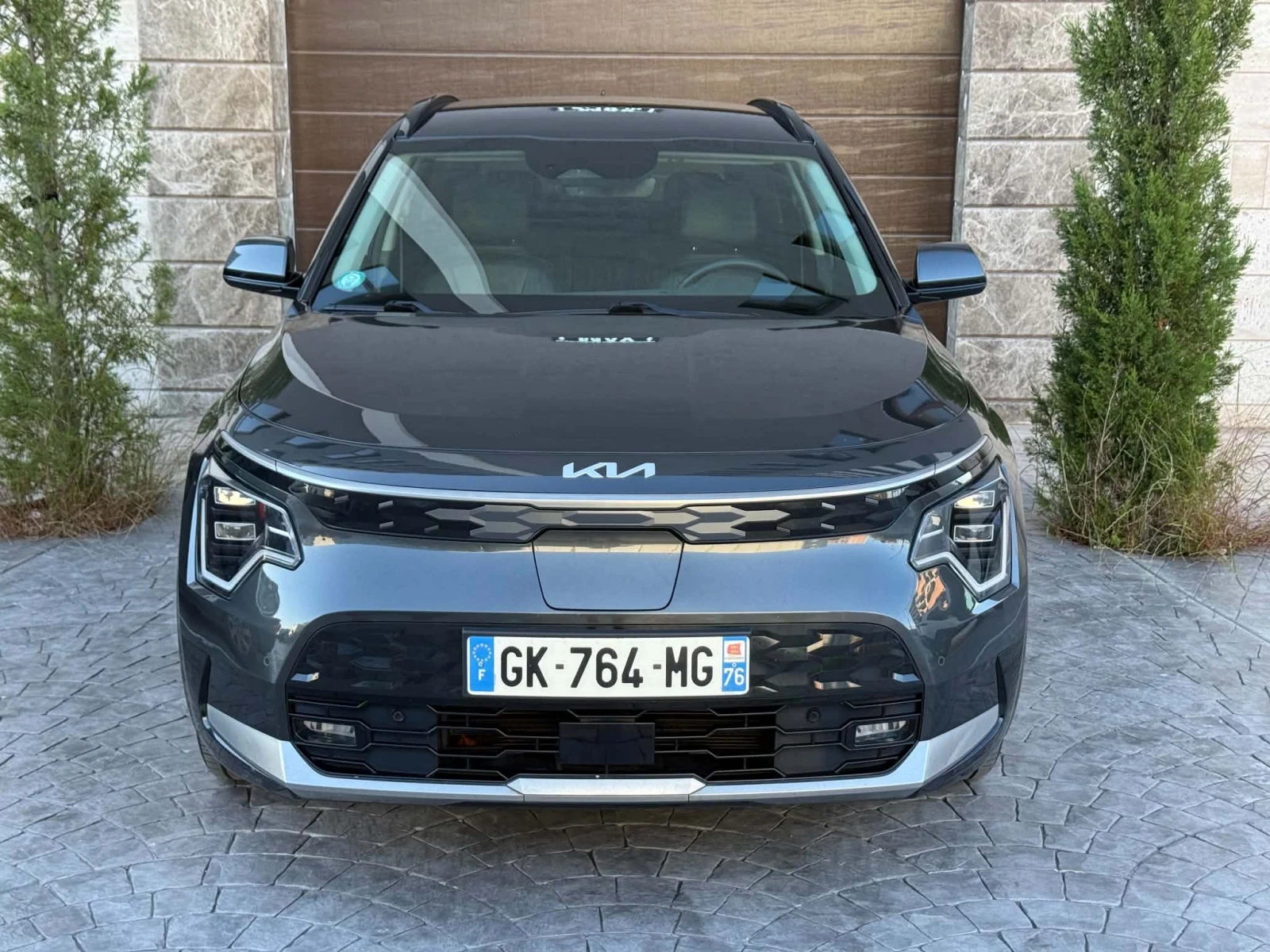 Kia Niro 65KWH/PREMIUM BUSSINES/KEYLESS/AMBIENT, снимка 2 - Автомобили и джипове - 54518141