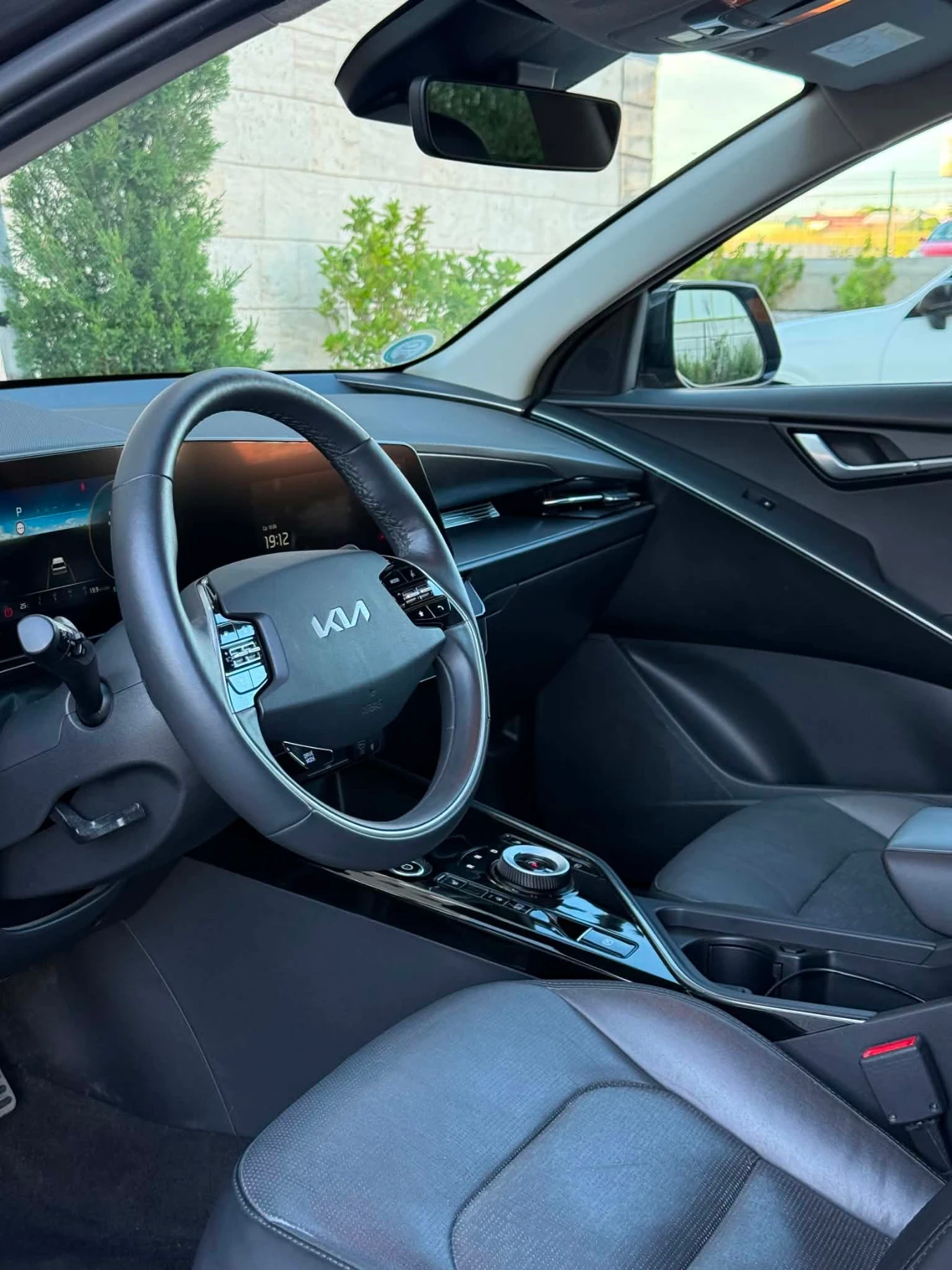 Kia Niro 65KWH/PREMIUM BUSSINES/KEYLESS/AMBIENT, снимка 7 - Автомобили и джипове - 54518141