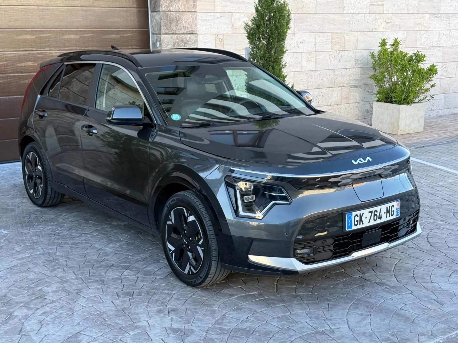 Kia Niro 65KWH/PREMIUM BUSSINES/KEYLESS/AMBIENT, снимка 3 - Автомобили и джипове - 54518141