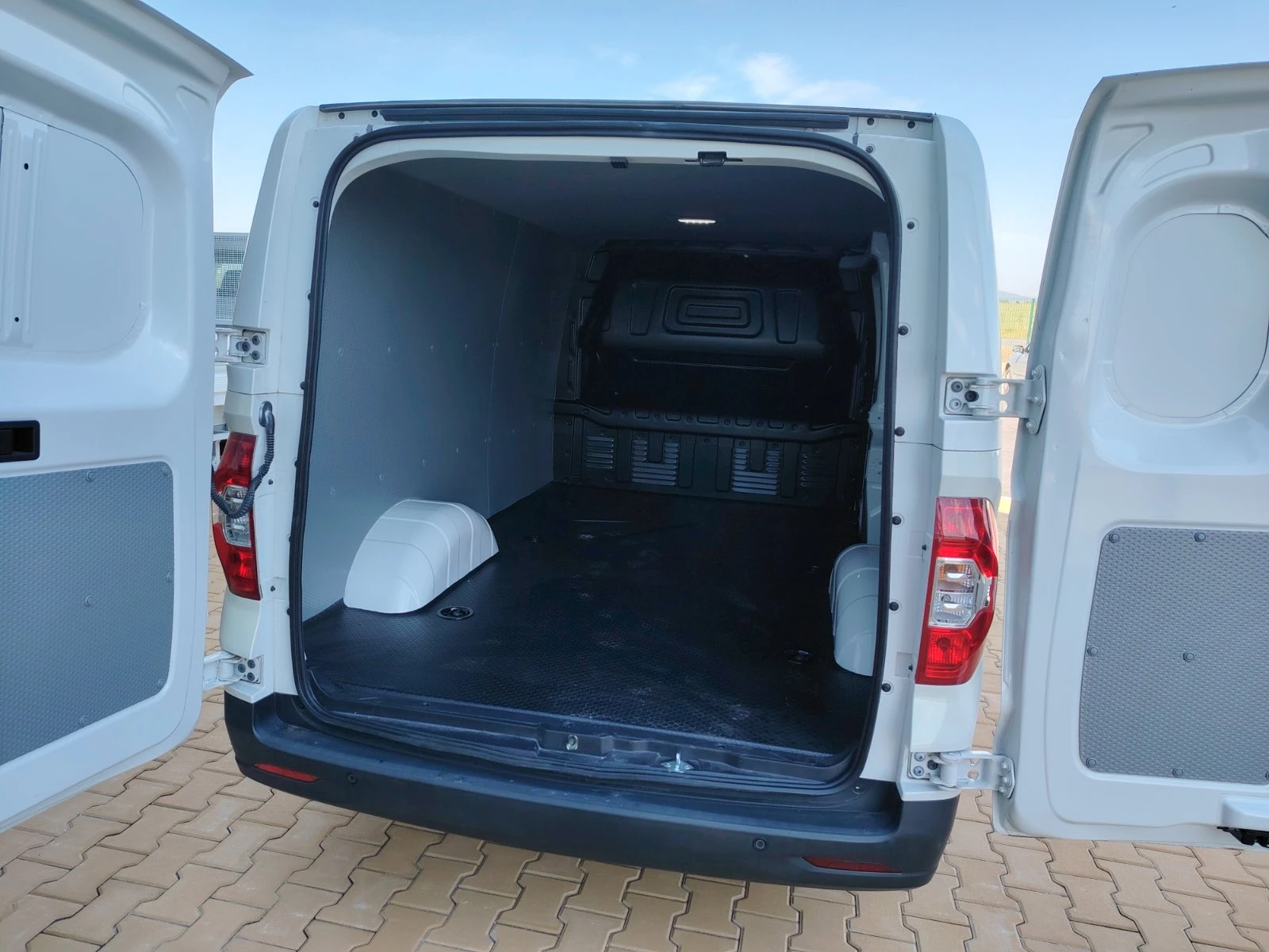 Maxus e3 Deliver 52, 5kWh 90kw/122hp, снимка 10 - Бусове и автобуси - 54700389