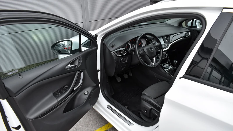 Opel Astra Sports Tourer 1.6 CDTi Innovation, снимка 8 - Автомобили и джипове - 51824866
