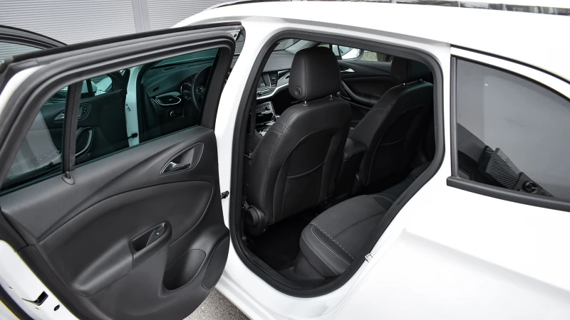 Opel Astra Sports Tourer 1.6 CDTi Innovation, снимка 9 - Автомобили и джипове - 51824866