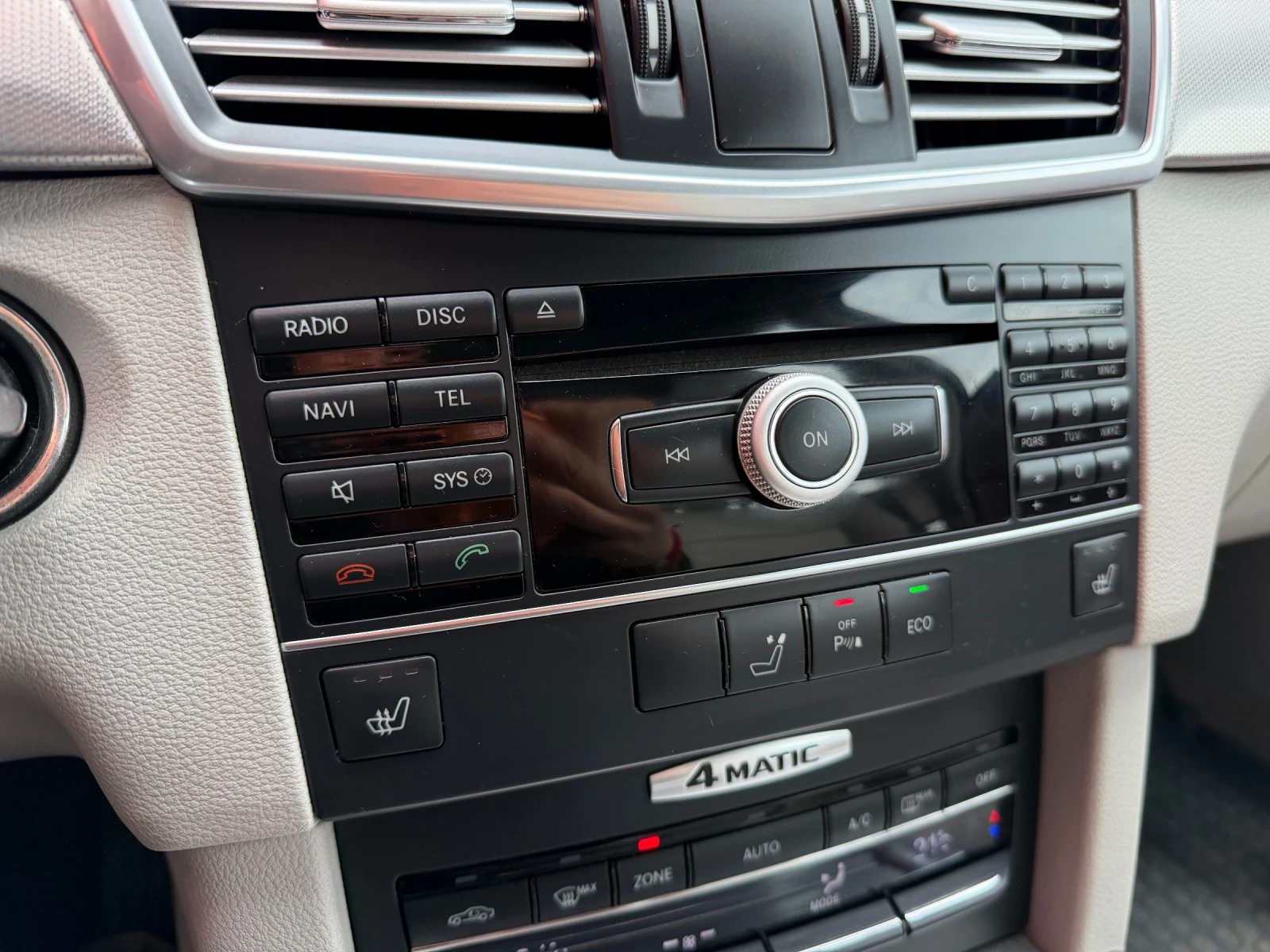 Mercedes-Benz E 250 4x4* AMG* LED* КОЖА, снимка 13 - Автомобили и джипове - 53915849