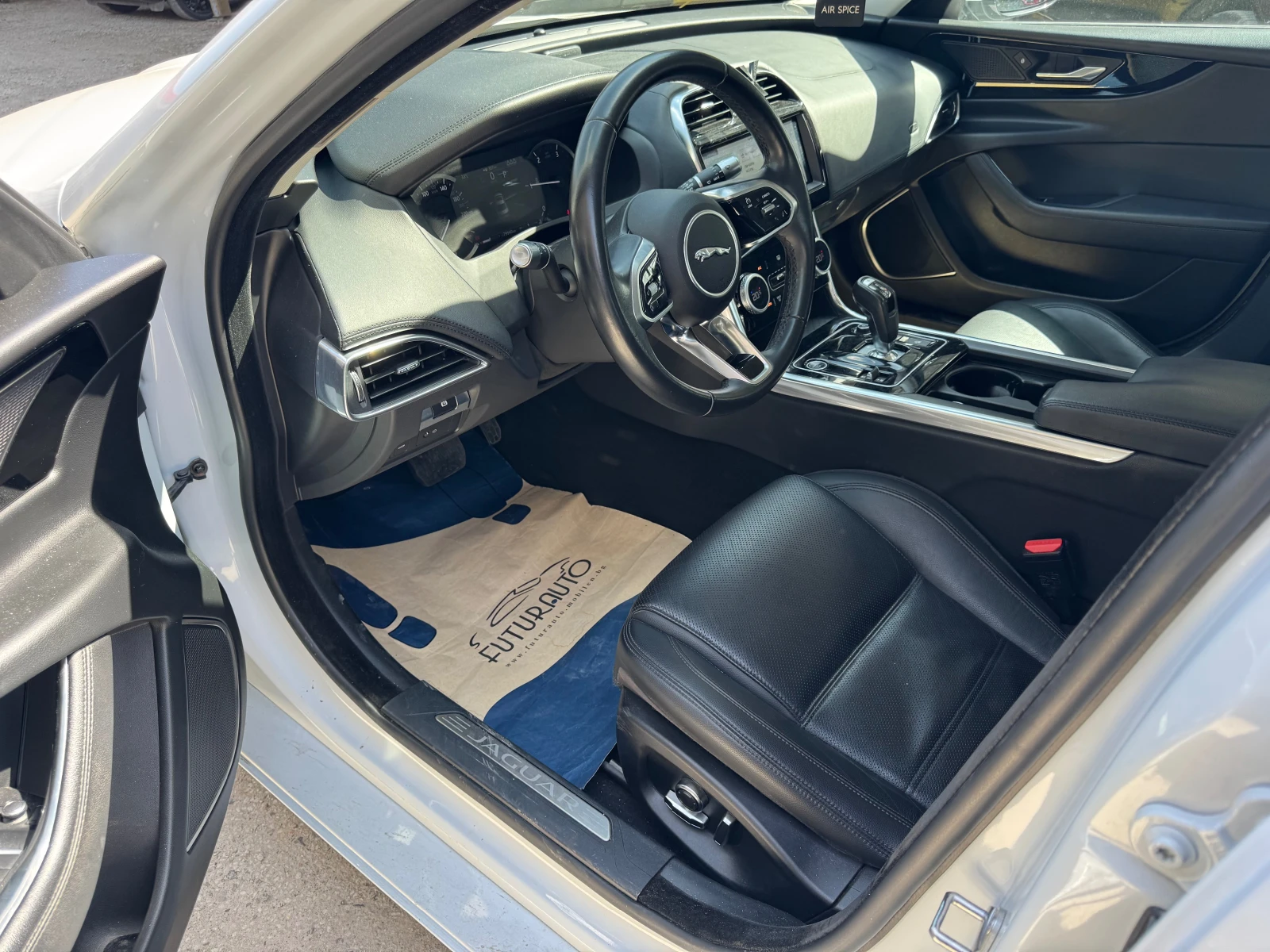 Jaguar XE D 180S, снимка 13 - Автомобили и джипове - 54226987