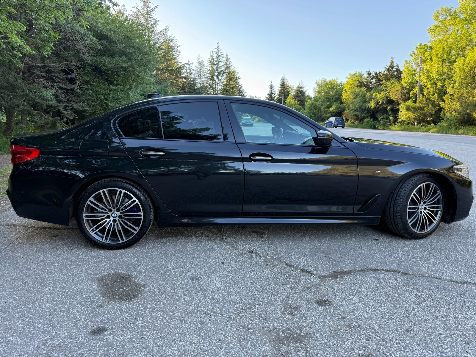 BMW 530 530d xDrive M Sport Individual/HUD/Harman Kardon, снимка 4 - Автомобили и джипове - 54561316