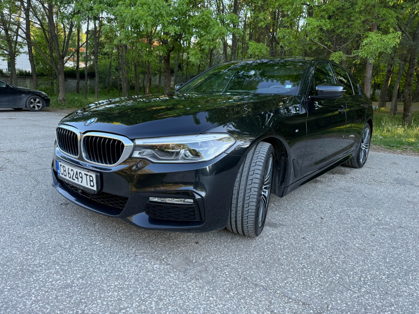 BMW 530 530d xDrive M Sport Individual/HUD/Harman Kardon, снимка 2 - Автомобили и джипове - 54561316