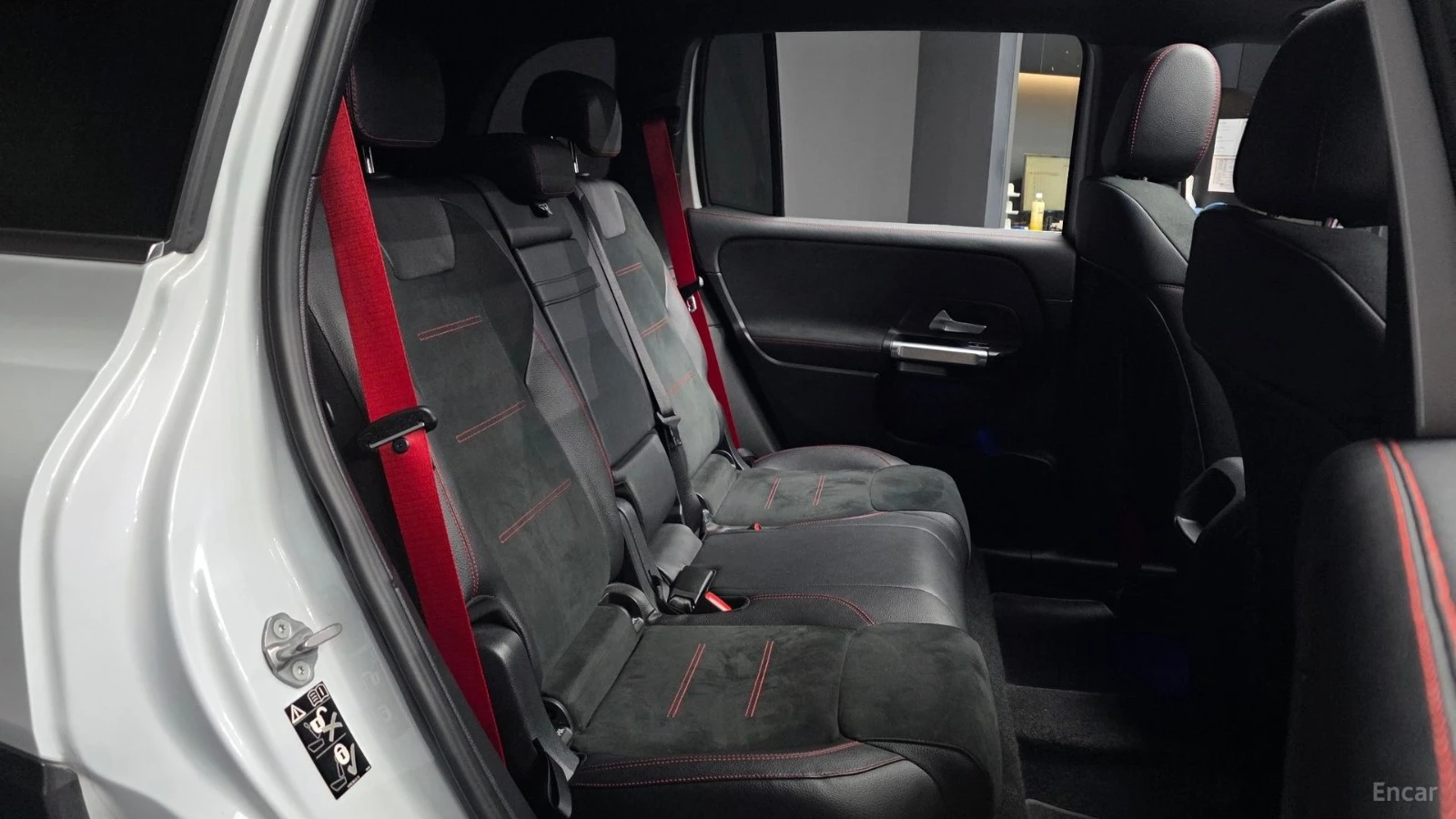 Mercedes-Benz GLB35AMG 4MATIC* КОЖА* ПОДГРЕВ* ОБДУХВ* BURMASTER* PANO* 36, снимка 12 - Автомобили и джипове - 55423507